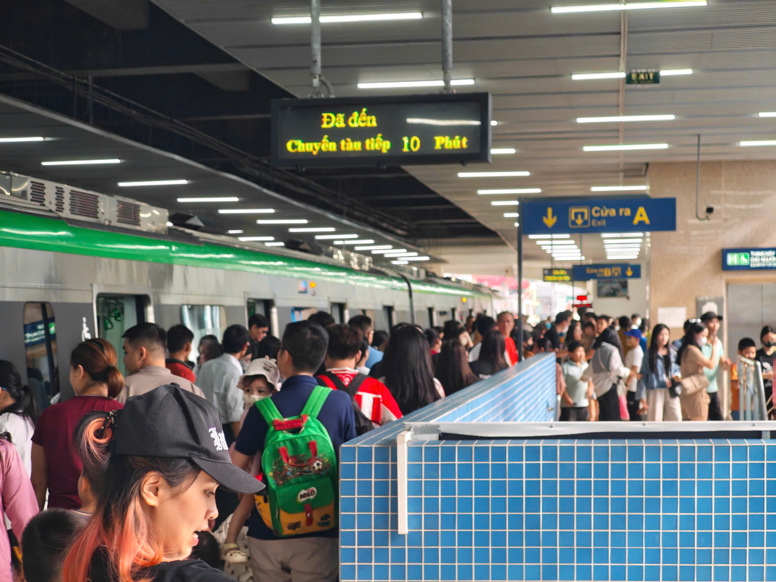 Metro H&agrave; Nội đ&ocirc;ng nghẹt ngay giữa kỳ nghỉ lễ 30/4- Ảnh 5.