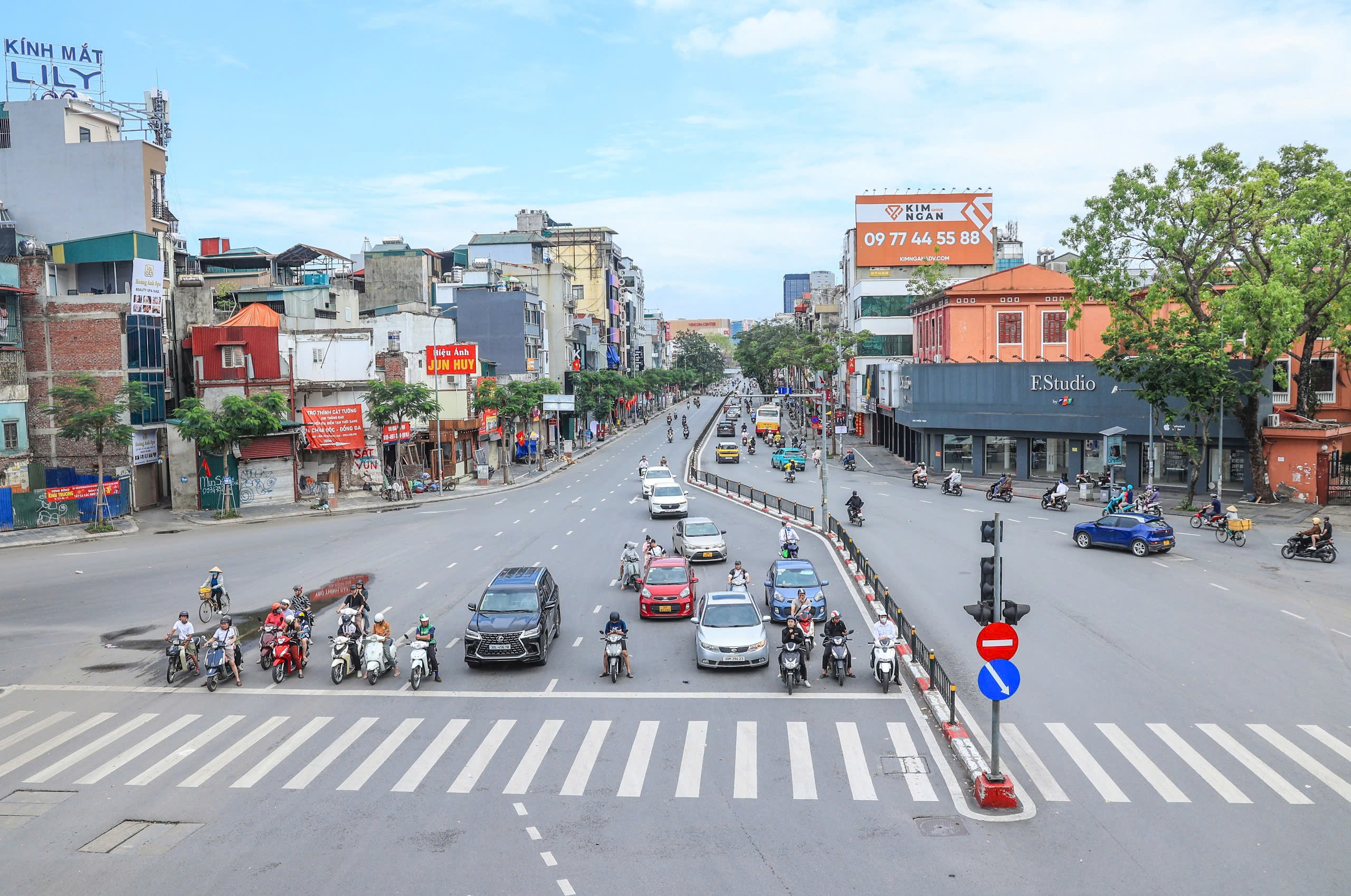 Đường phố Hà Nội đẹp khác lạ trong ngày thứ hai nghỉ lễ 30/4- Ảnh 9. Đường phố Hà Nội đẹp khác lạ trong ngày thứ hai nghỉ lễ 30/4- Ảnh 9.