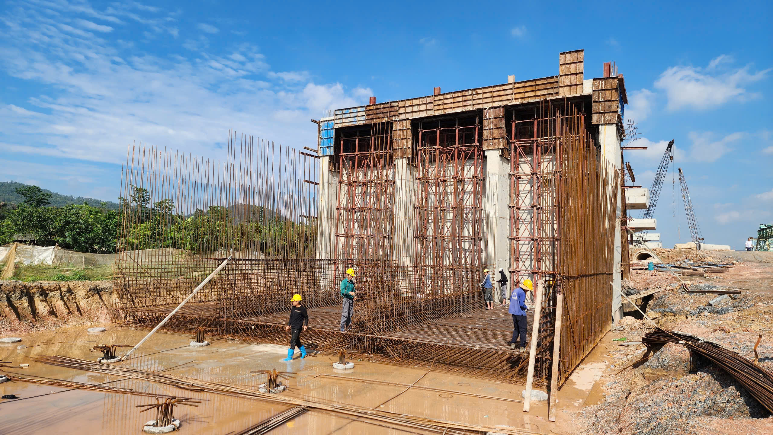 G&aacute;c nghỉ lễ, h&agrave;ng trăm c&ocirc;ng nh&acirc;n b&aacute;m c&ocirc;ng trường V&agrave;nh đai 4- Ảnh 6.