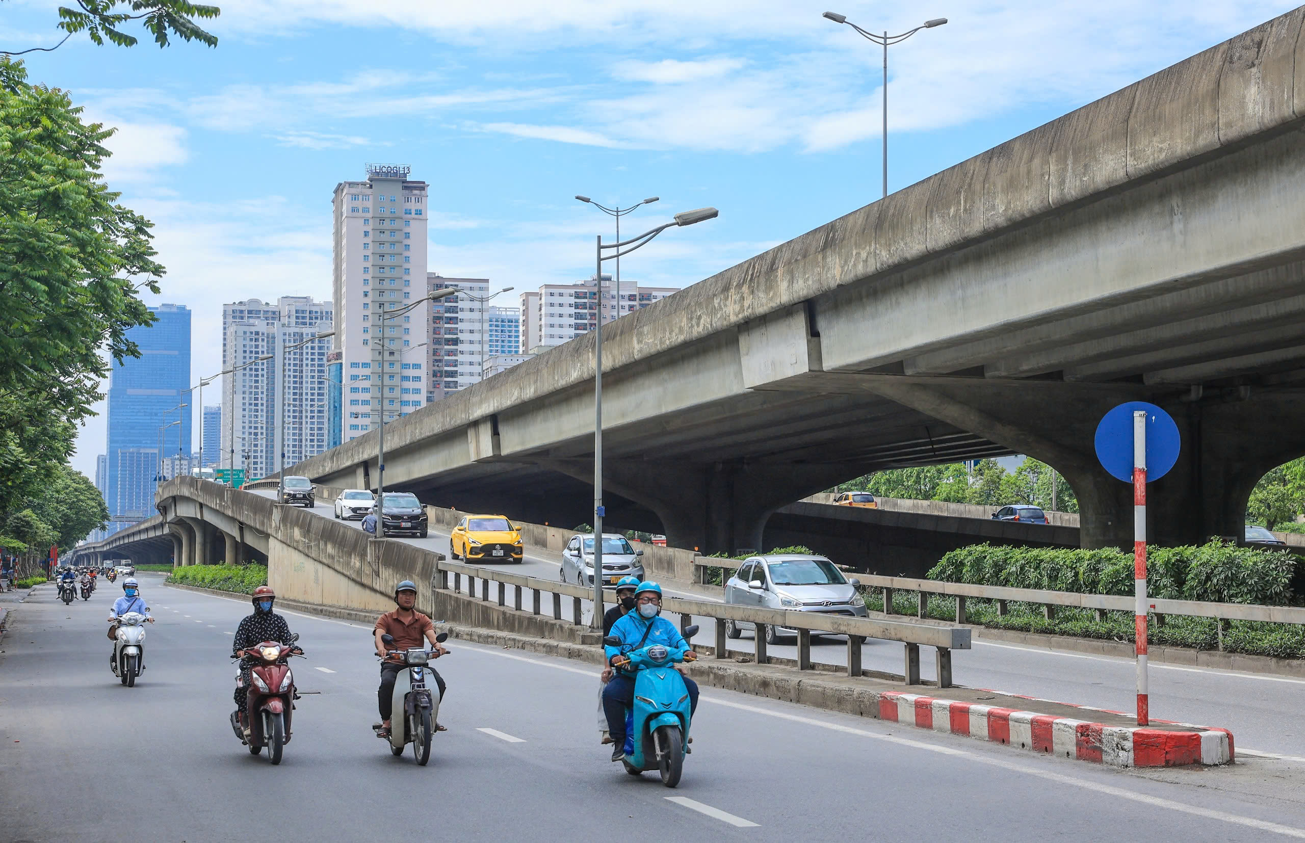 Đường phố Hà Nội đẹp khác lạ trong ngày thứ hai nghỉ lễ 30/4- Ảnh 6. Đường phố Hà Nội đẹp khác lạ trong ngày thứ hai nghỉ lễ 30/4- Ảnh 6.