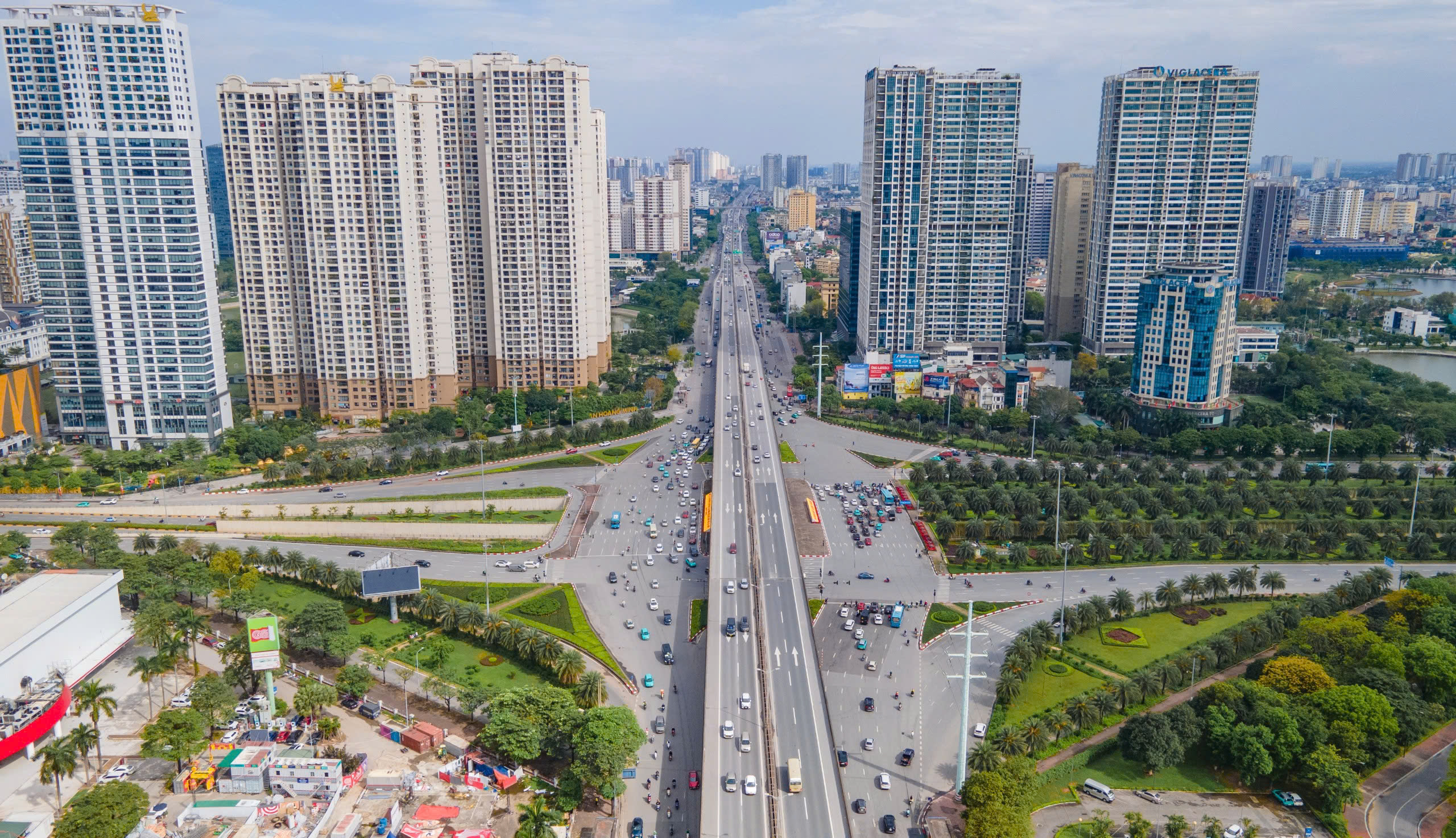 Đường phố Hà Nội đẹp khác lạ trong ngày thứ hai nghỉ lễ 30/4- Ảnh 1. Đường phố Hà Nội đẹp khác lạ trong ngày thứ hai nghỉ lễ 30/4- Ảnh 1.