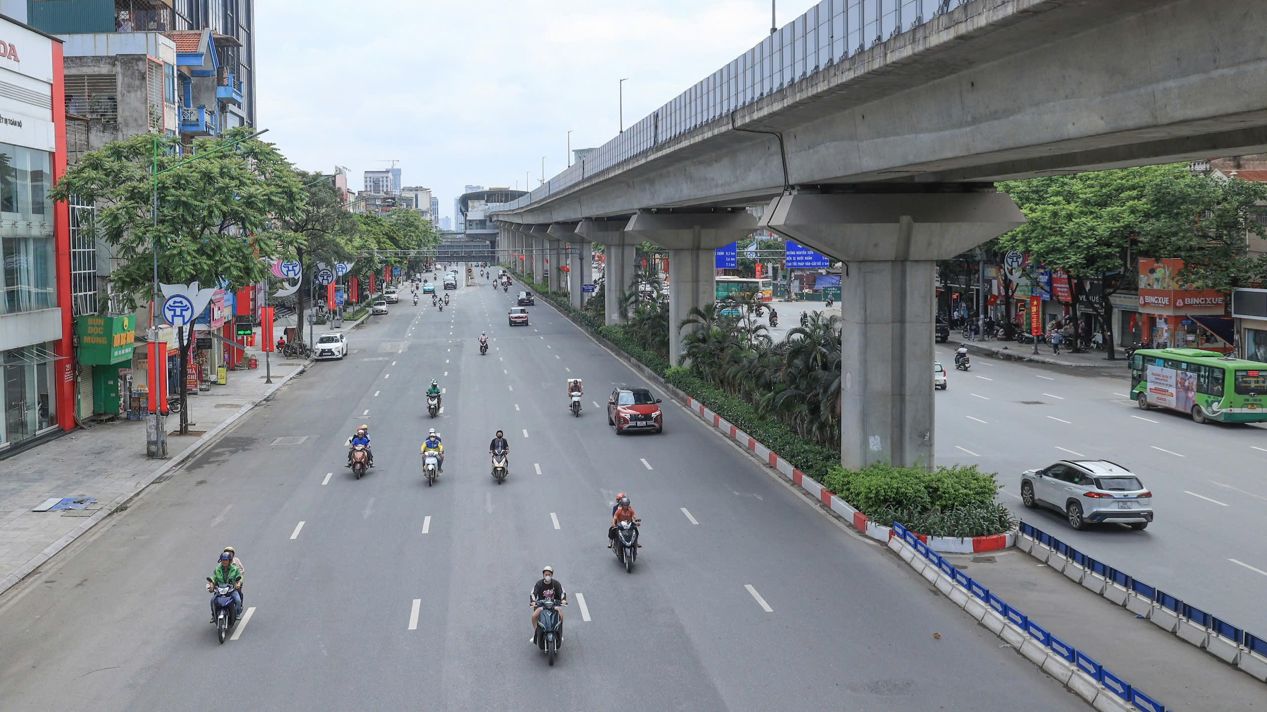 Đường phố Hà Nội đẹp khác lạ trong ngày thứ hai nghỉ lễ 30/4- Ảnh 7. Đường phố Hà Nội đẹp khác lạ trong ngày thứ hai nghỉ lễ 30/4- Ảnh 7.