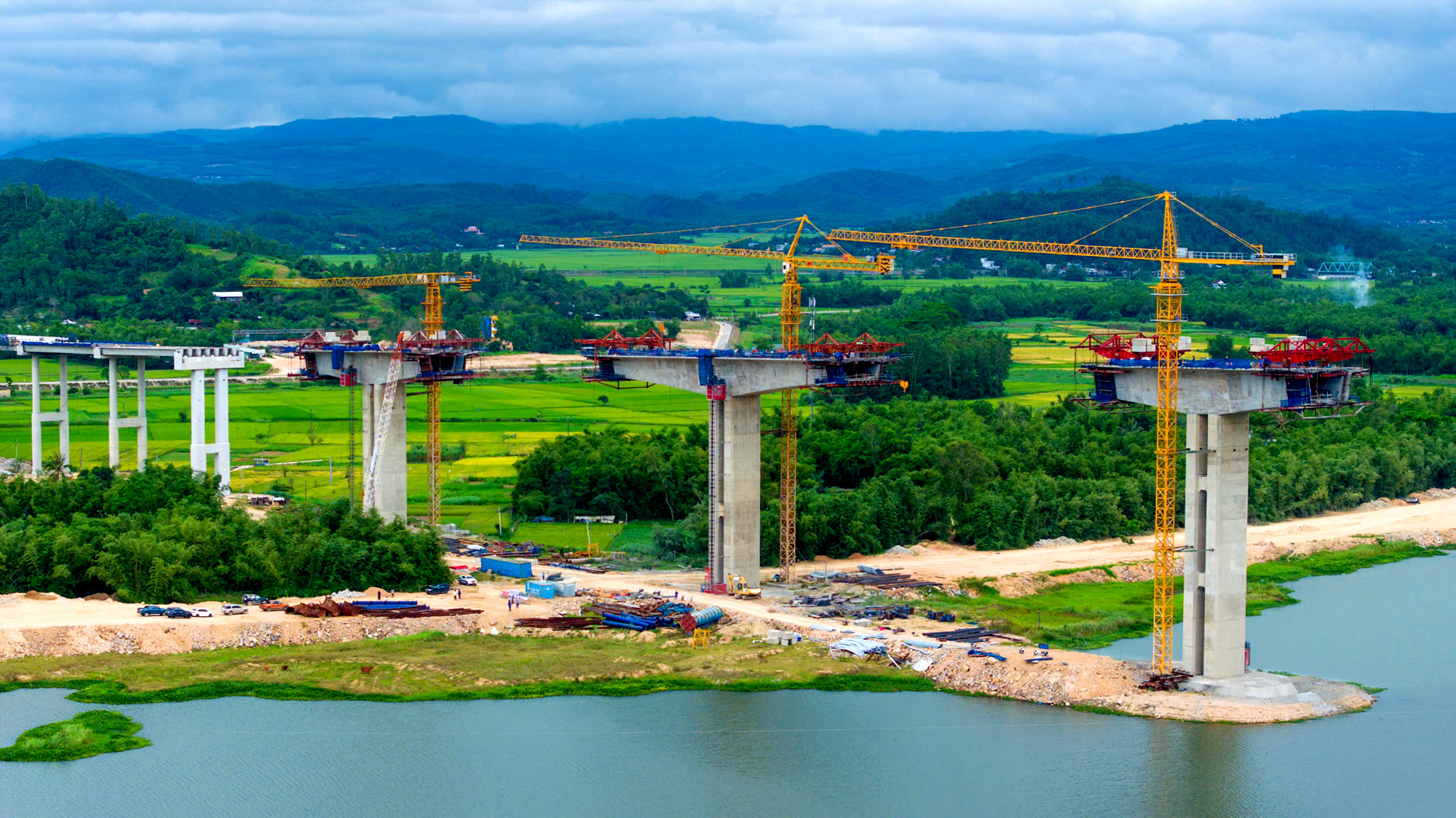 &ldquo;Xẻ n&uacute;i, bắc cầu&rdquo; nối th&ocirc;ng cao tốc dọc miền Trung- Ảnh 2.