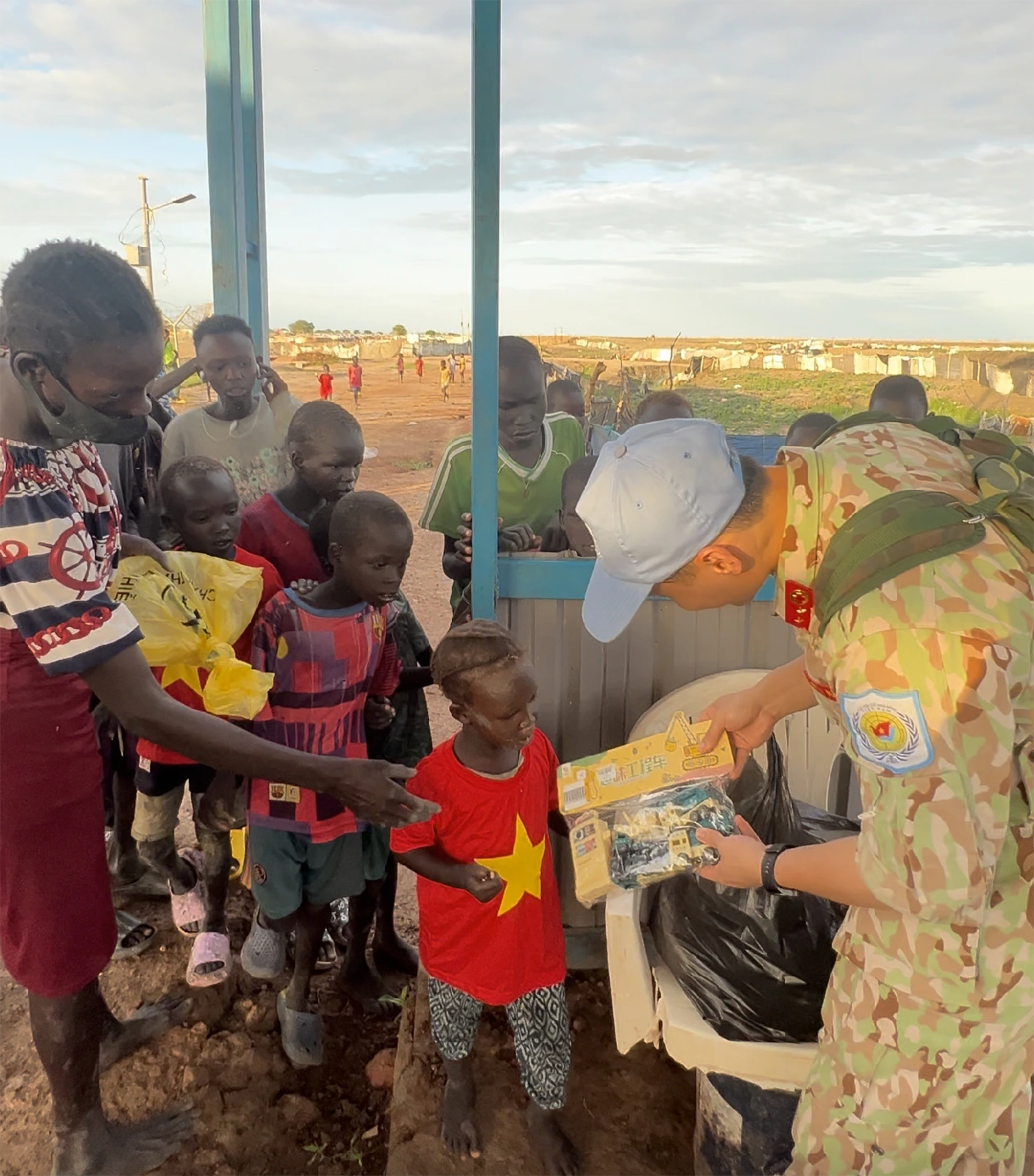 L&iacute;nh mũ nồi xanh Việt Nam gieo mầm h&ograve;a b&igrave;nh- Ảnh 3.