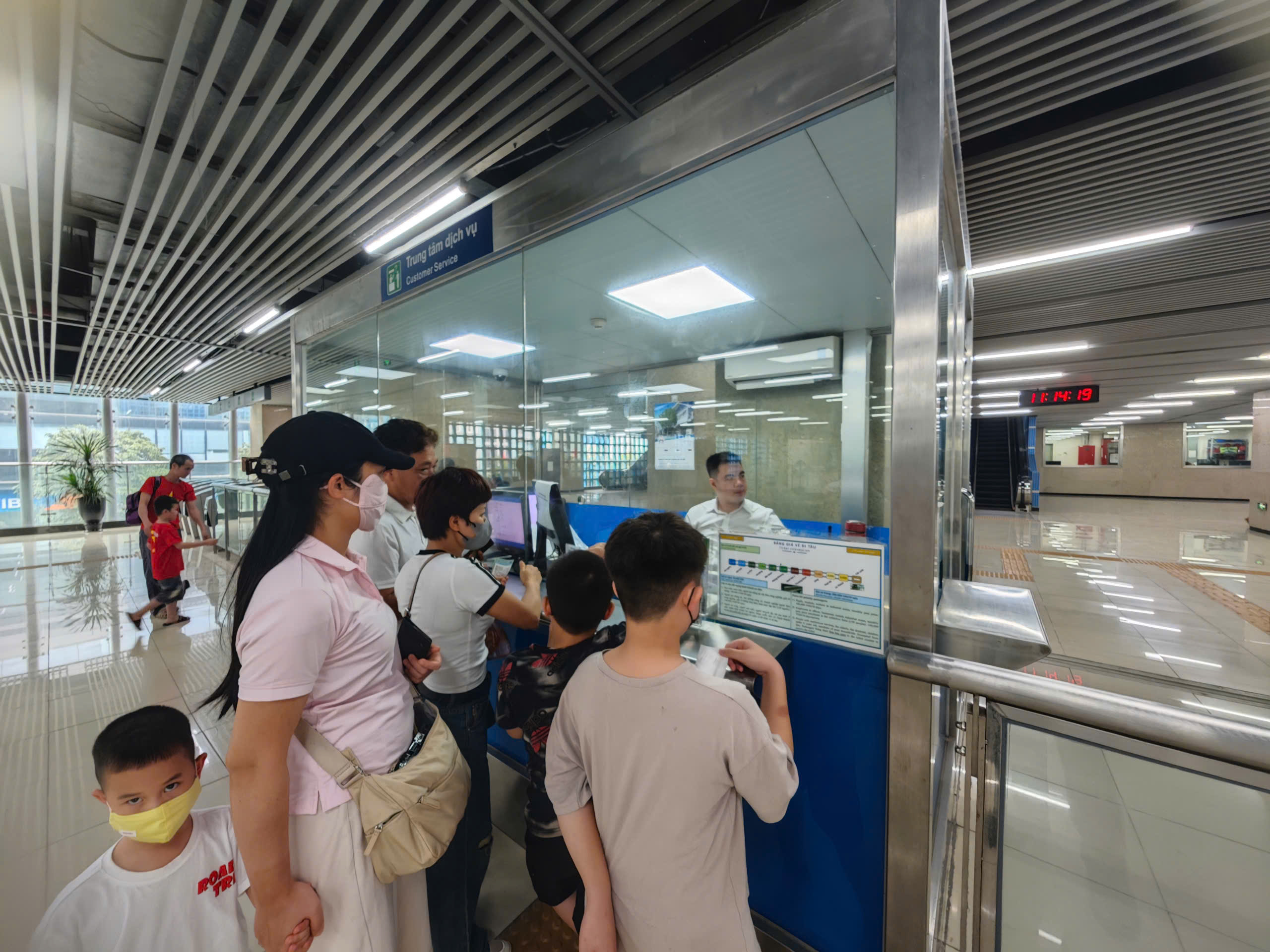 Metro H&agrave; Nội đ&ocirc;ng nghẹt ngay giữa kỳ nghỉ lễ 30/4- Ảnh 9.