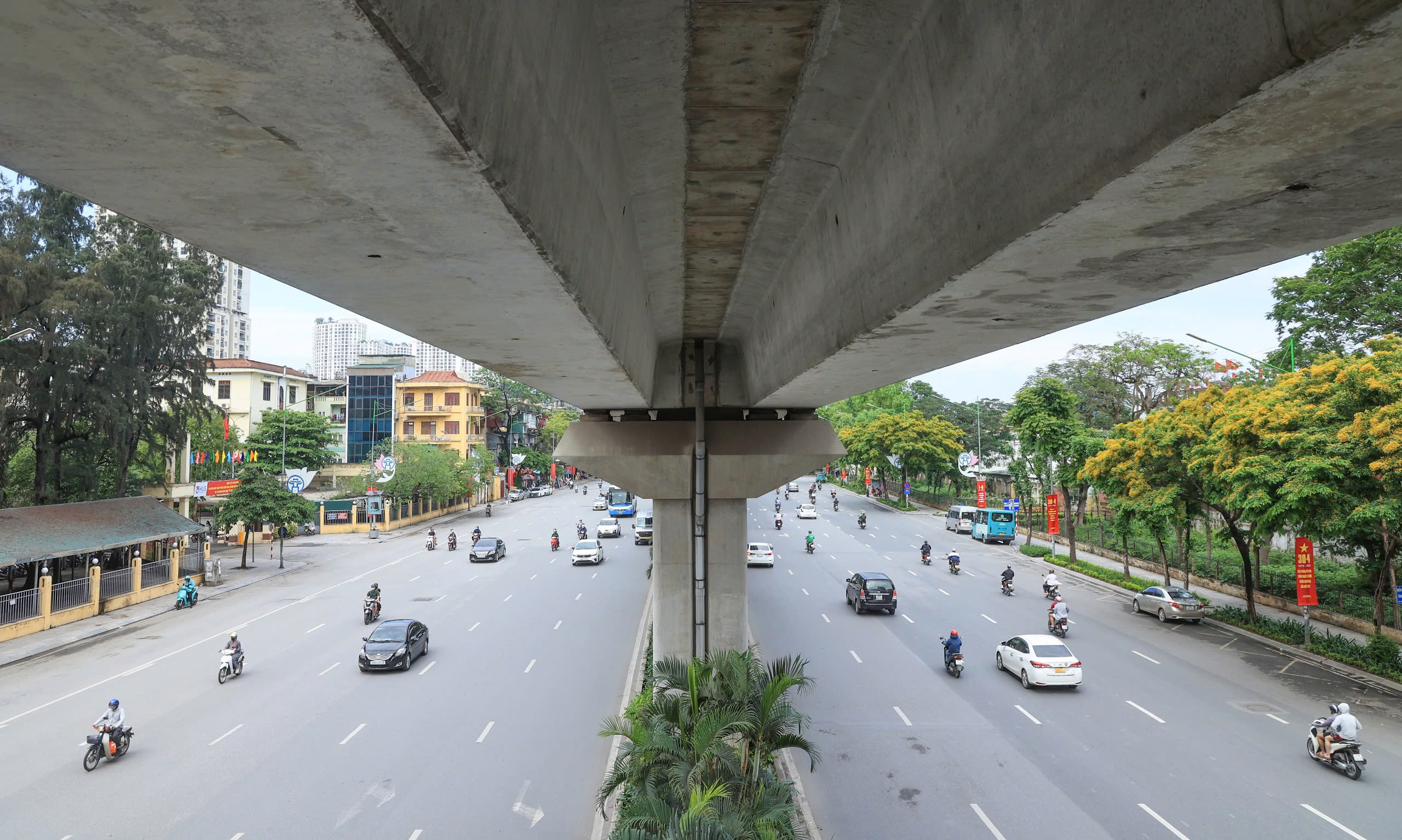 Đường phố Hà Nội đẹp khác lạ trong ngày thứ hai nghỉ lễ 30/4- Ảnh 8. Đường phố Hà Nội đẹp khác lạ trong ngày thứ hai nghỉ lễ 30/4- Ảnh 8.