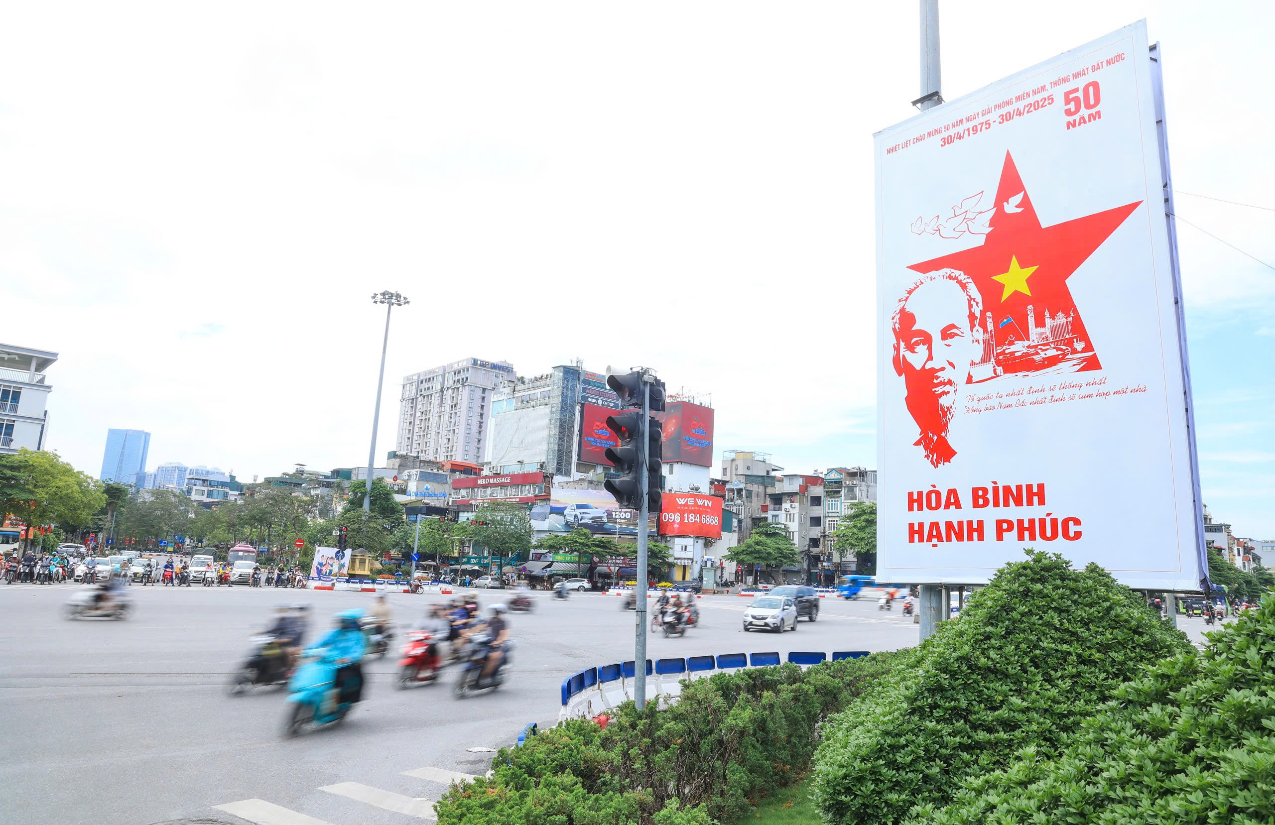 Đường phố Hà Nội đẹp khác lạ trong ngày thứ hai nghỉ lễ 30/4- Ảnh 10. Đường phố Hà Nội đẹp khác lạ trong ngày thứ hai nghỉ lễ 30/4- Ảnh 10.