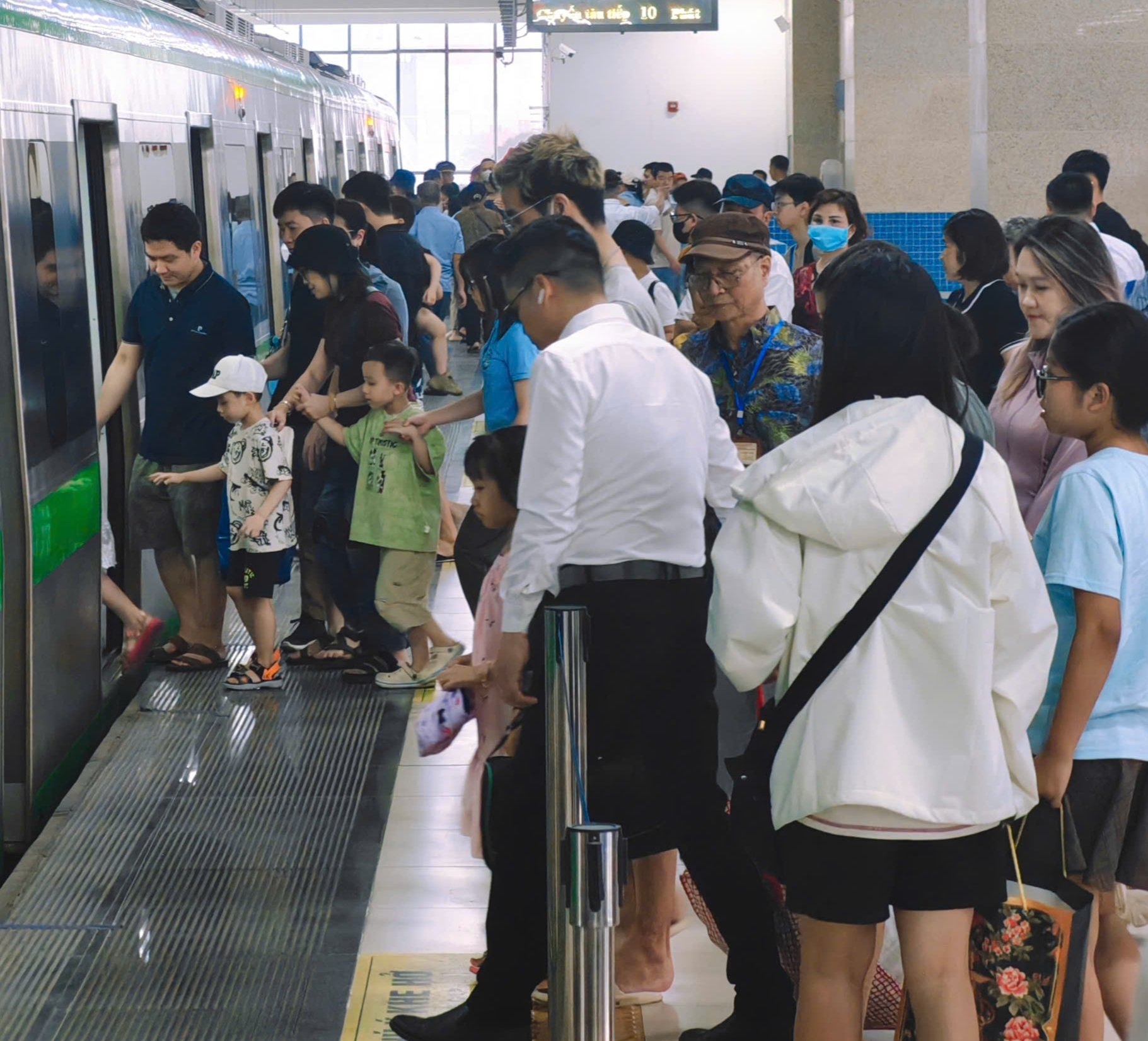 Metro H&agrave; Nội đ&ocirc;ng nghẹt ngay giữa kỳ nghỉ lễ 30/4- Ảnh 10.