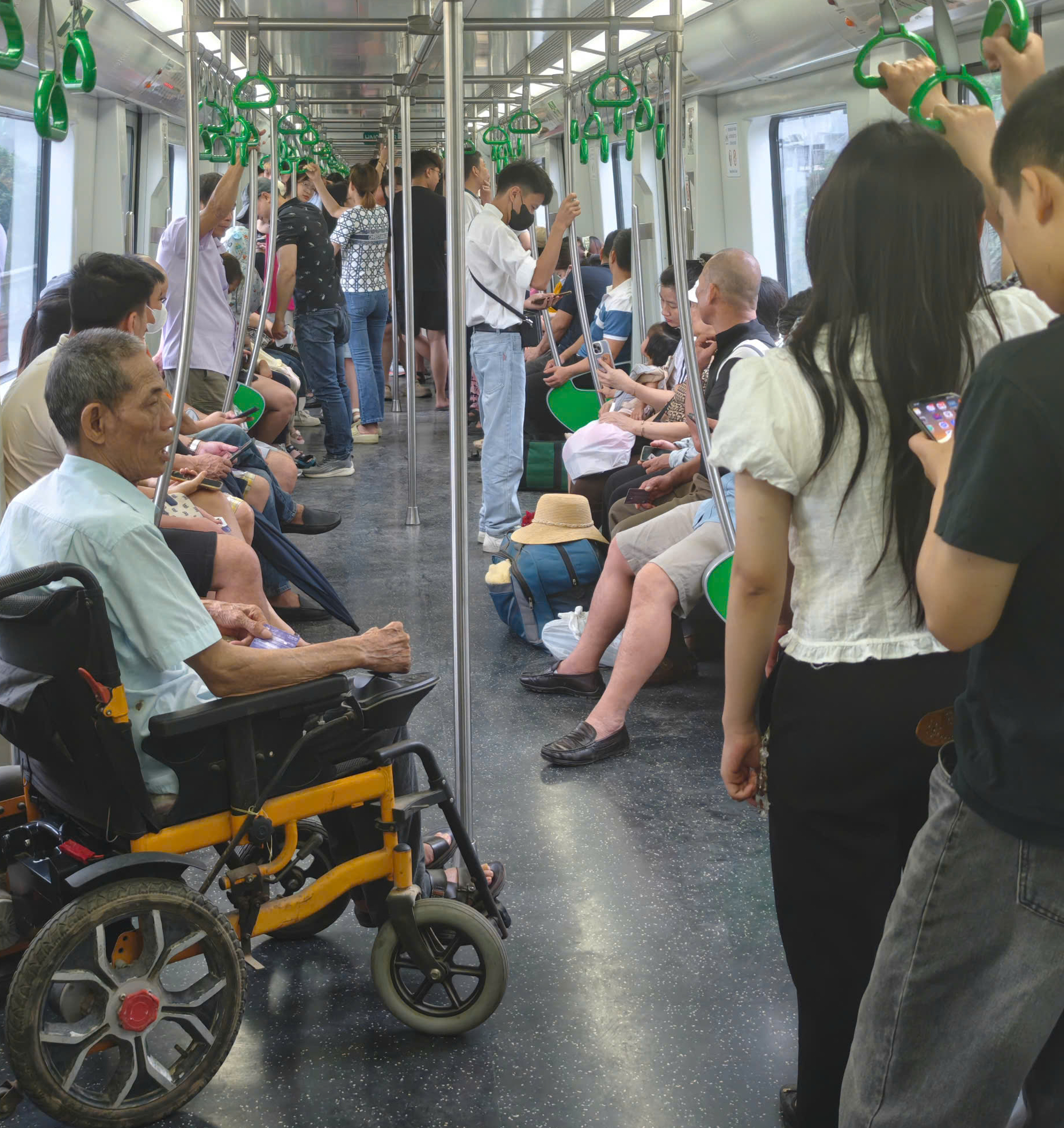 Metro H&agrave; Nội đ&ocirc;ng nghẹt ngay giữa kỳ nghỉ lễ 30/4- Ảnh 11.