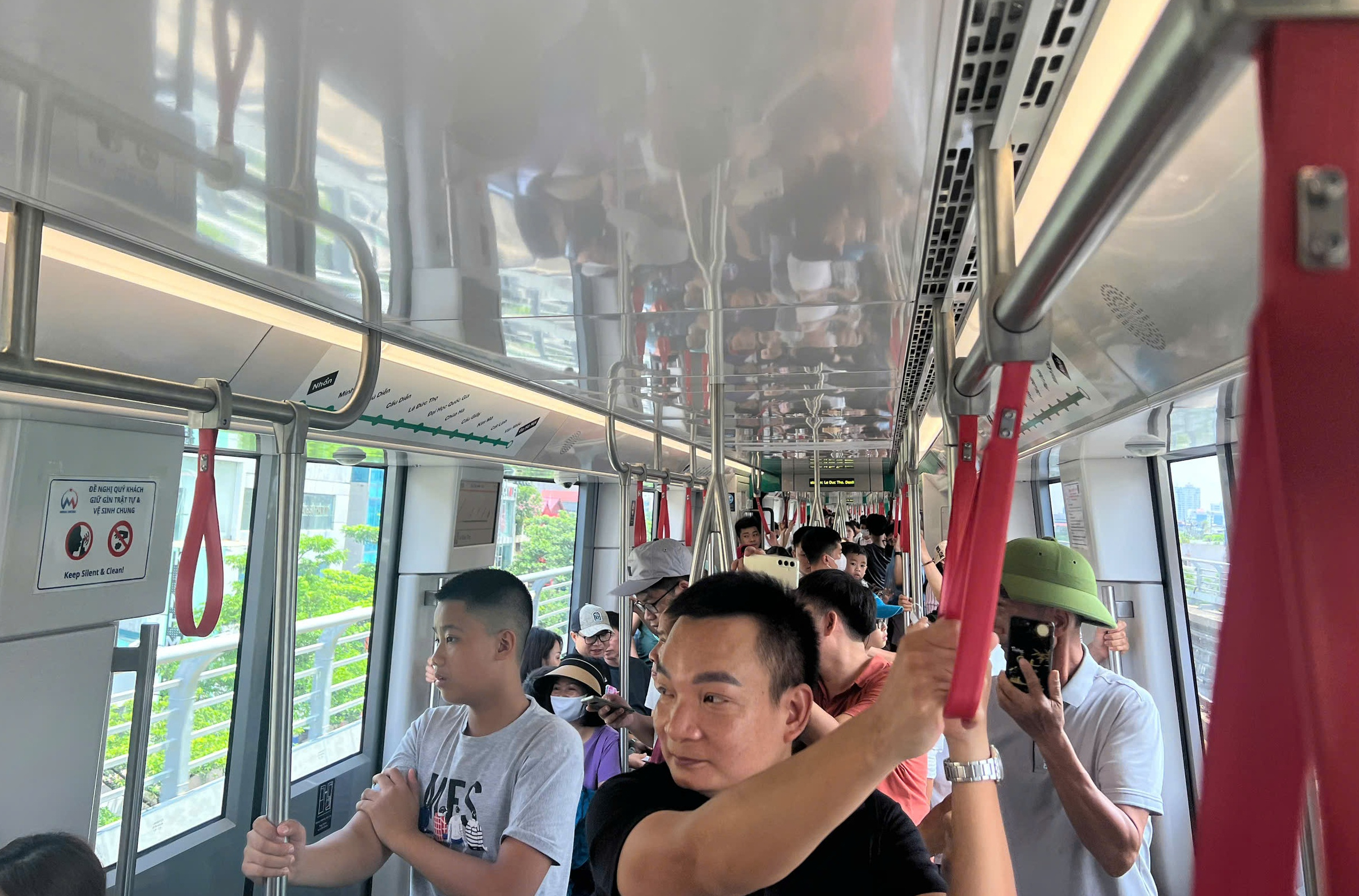 Metro H&agrave; Nội đ&ocirc;ng nghẹt ngay giữa kỳ nghỉ lễ 30/4- Ảnh 12.