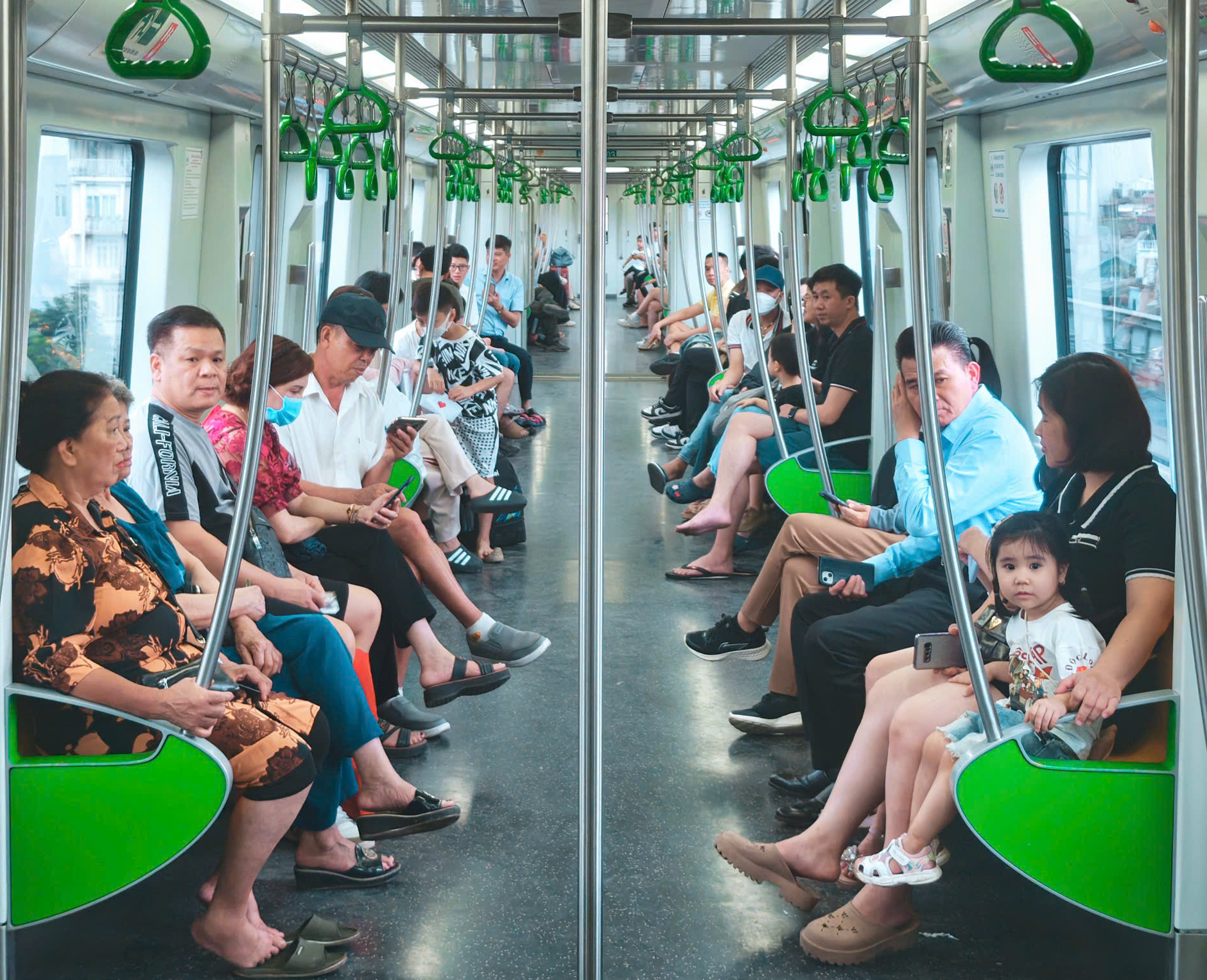 Metro H&agrave; Nội đ&ocirc;ng nghẹt ngay giữa kỳ nghỉ lễ 30/4- Ảnh 3.