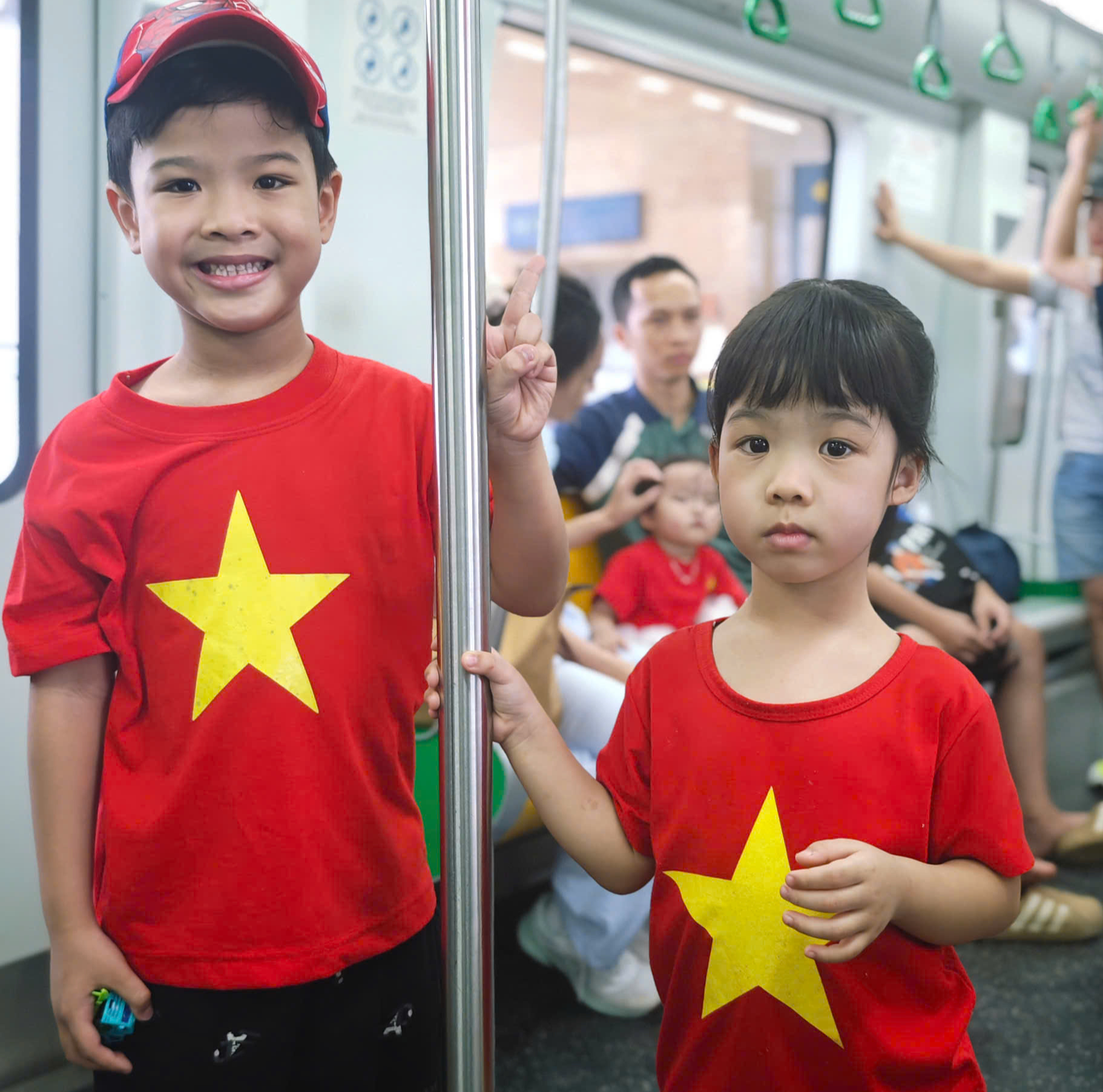 Metro H&agrave; Nội đ&ocirc;ng nghẹt ngay giữa kỳ nghỉ lễ 30/4- Ảnh 2.