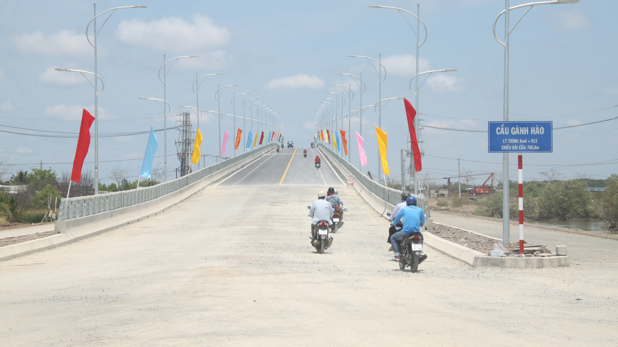 Khẩn trương hoàn thành những hạng mục cuối của cầu Gành Hào- Ảnh 2. Khẩn trương hoàn thành những hạng mục cuối của cầu Gành Hào- Ảnh 2.