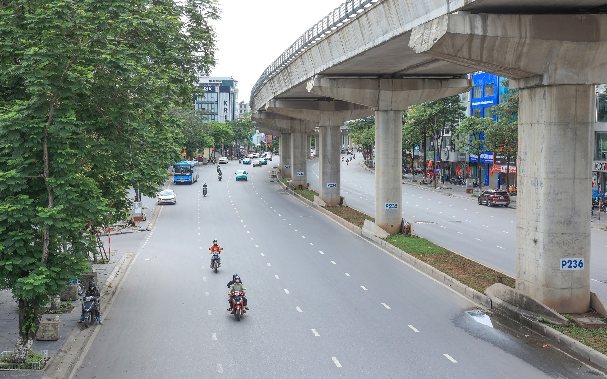 Đường phố Hà Nội đẹp khác lạ trong ngày thứ hai nghỉ lễ 30/4- Ảnh 13. Đường phố Hà Nội đẹp khác lạ trong ngày thứ hai nghỉ lễ 30/4- Ảnh 13.