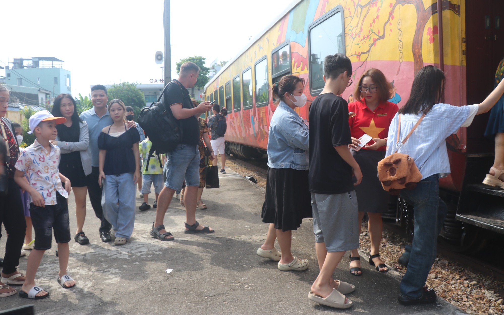 Du khách tròn mắt xem 9 đầu bếp chế biến chiếc bánh cuốn 7,7m ở vùng đất võ, trời văn- Ảnh 6. Du khách hào hứng trên chuyến tàu 'xuyên thời gian' về miền đất võ Bình Định