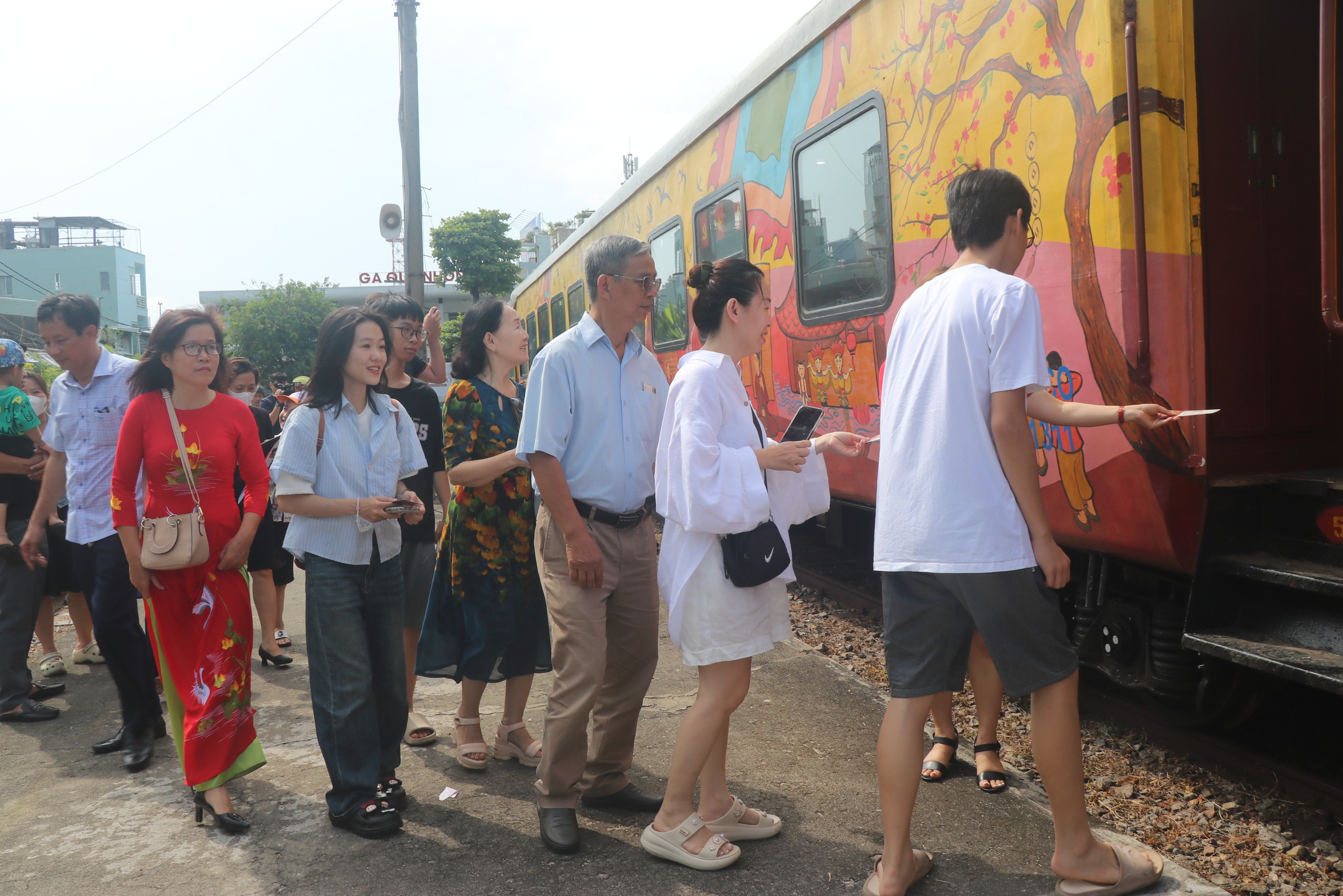 Du kh&aacute;ch h&agrave;o hứng tr&ecirc;n chuyến t&agrave;u "xuy&ecirc;n thời gian" về miền đất v&otilde; B&igrave;nh Định- Ảnh 2.