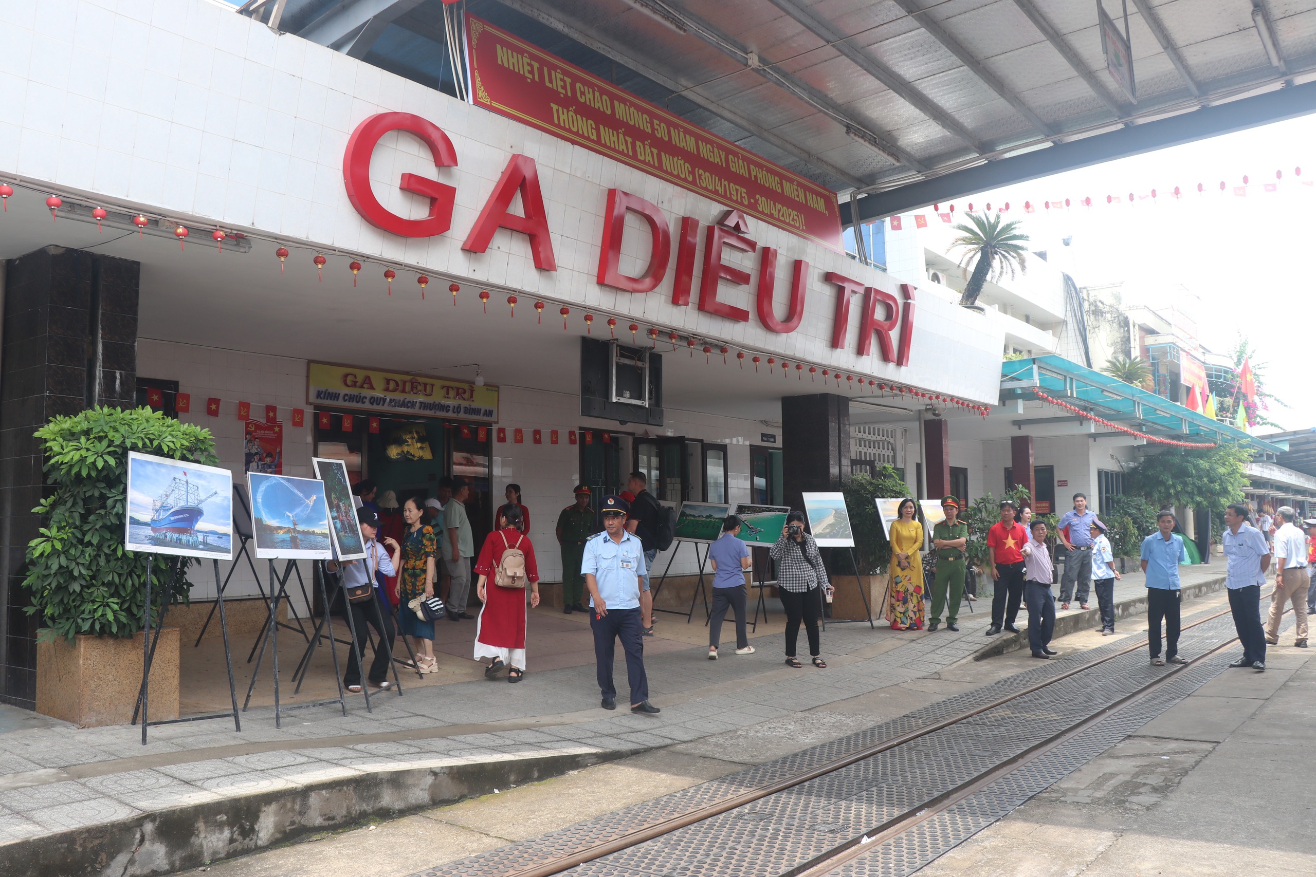 Du kh&aacute;ch h&agrave;o hứng tr&ecirc;n chuyến t&agrave;u "xuy&ecirc;n thời gian" về miền đất v&otilde; B&igrave;nh Định- Ảnh 10.