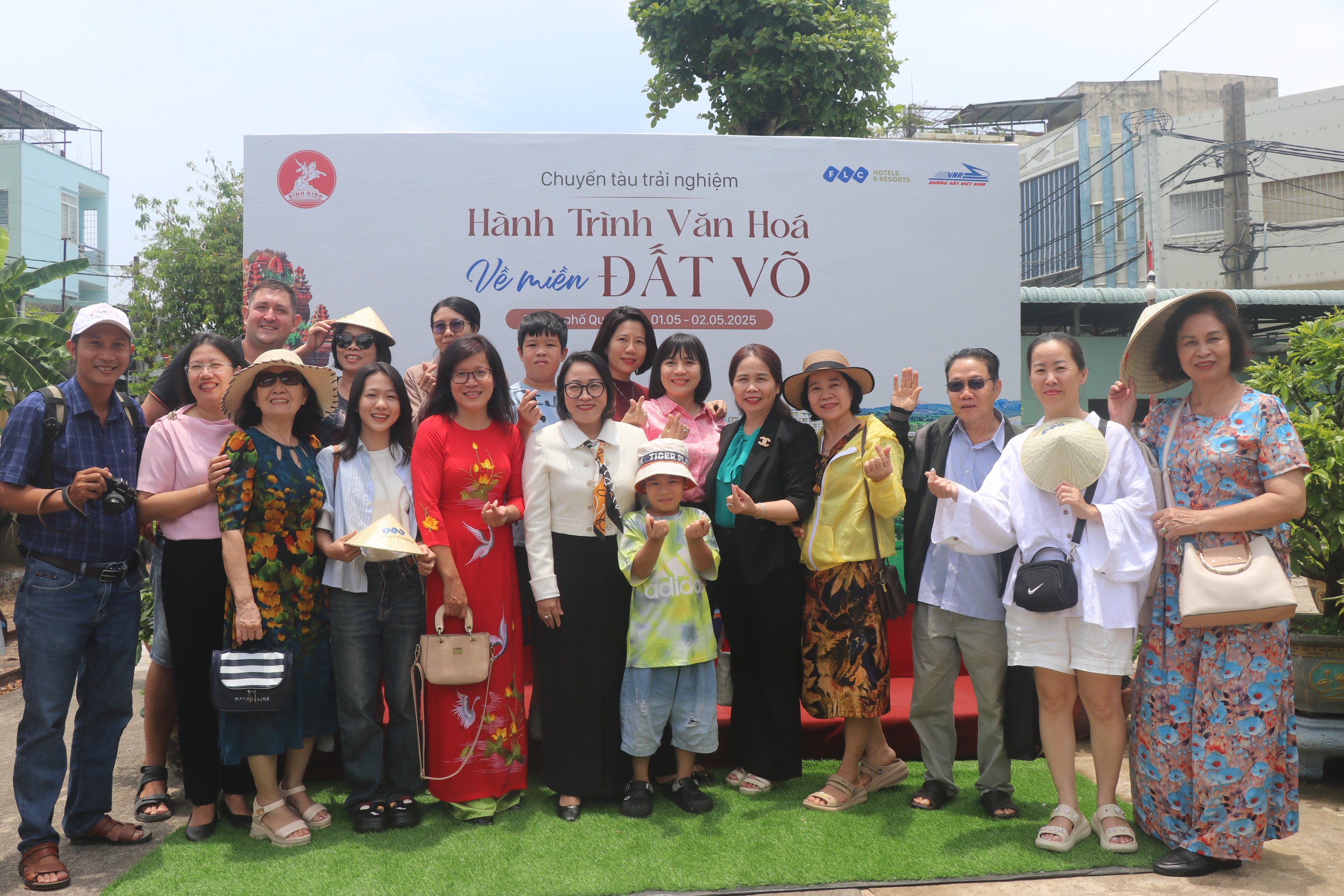 Du kh&aacute;ch h&agrave;o hứng tr&ecirc;n chuyến t&agrave;u "xuy&ecirc;n thời gian" về miền đất v&otilde; B&igrave;nh Định- Ảnh 11.