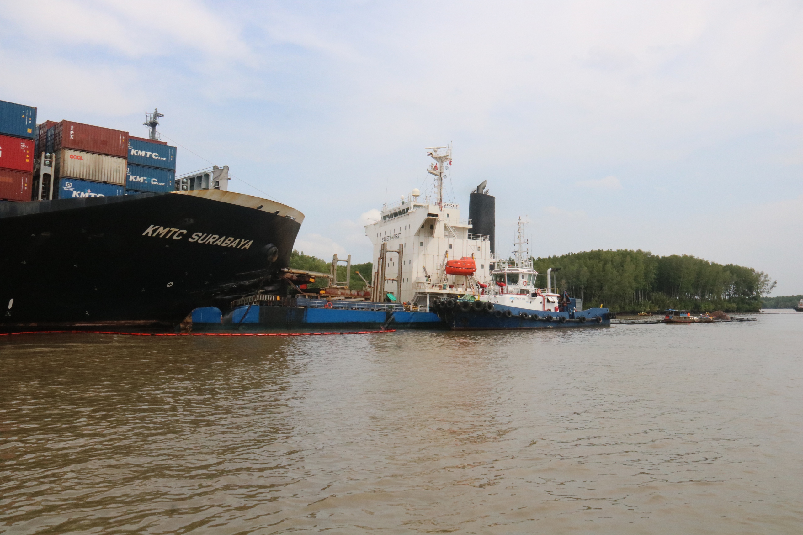 Thứ trưởng Nguyễn Xuân Sang chỉ đạo nóng vụ va chạm hai tàu trên sông Lòng Tàu- Ảnh 3. Thứ trưởng Nguyễn Xuân Sang chỉ đạo nóng vụ va chạm hai tàu trên sông Lòng Tàu- Ảnh 3.