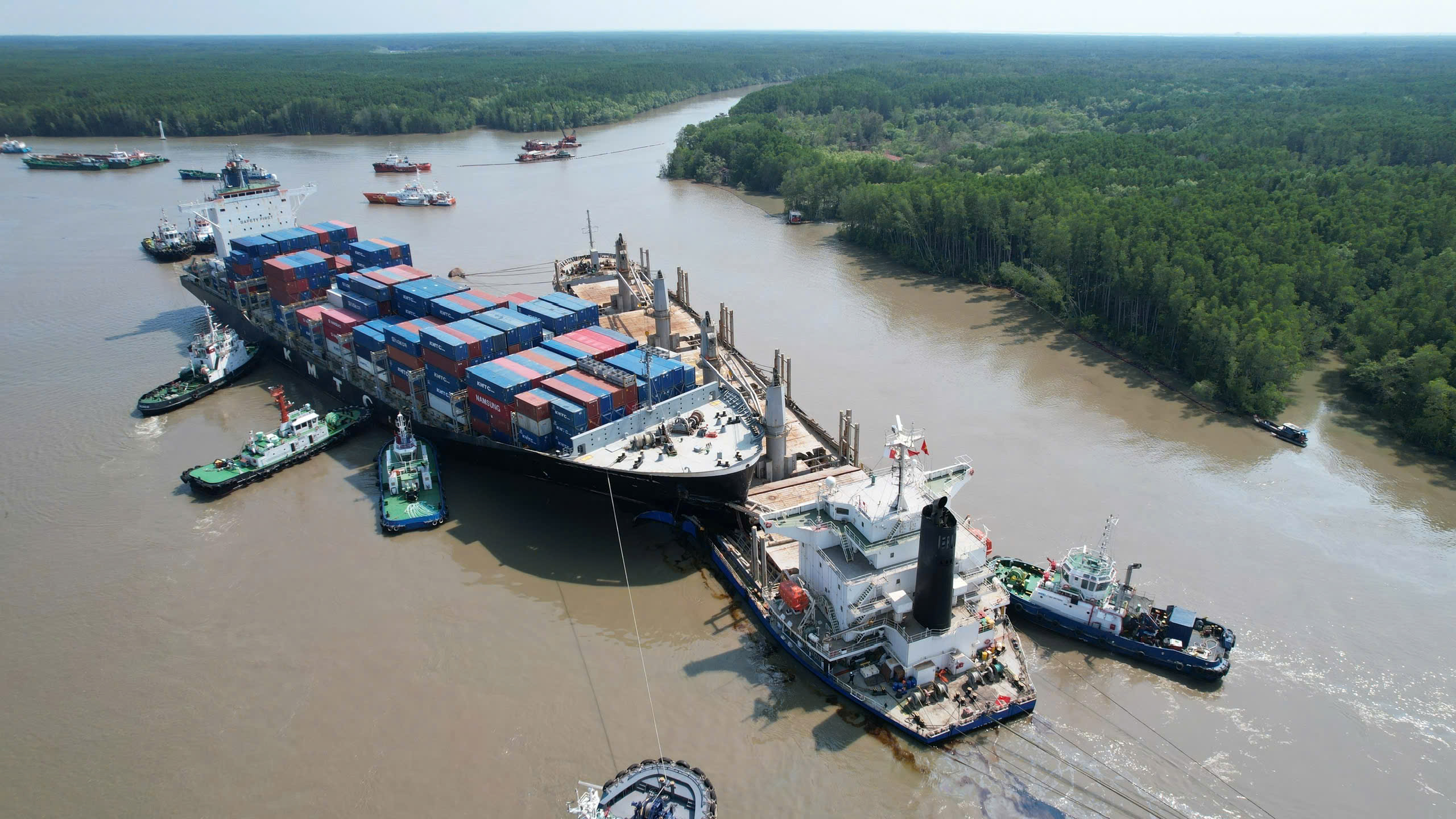 Thứ trưởng Nguyễn Xuân Sang chỉ đạo nóng vụ va chạm hai tàu trên sông Lòng Tàu- Ảnh 5. Thứ trưởng Nguyễn Xuân Sang chỉ đạo nóng vụ va chạm hai tàu trên sông Lòng Tàu- Ảnh 5.