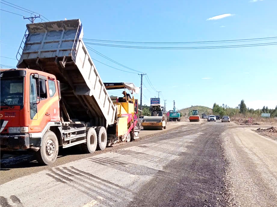 Tiếng m&aacute;y rền vang tr&ecirc;n c&ocirc;ng trường cải tạo quốc lộ 28B trong ng&agrave;y Quốc tế Lao động- Ảnh 2.