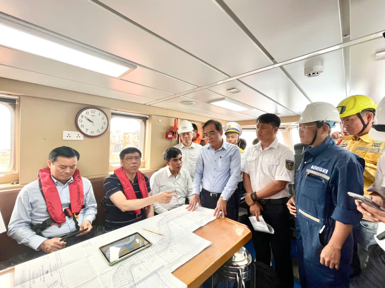 Thứ trưởng Nguyễn Xuân Sang chỉ đạo nóng vụ va chạm hai tàu trên sông Lòng Tàu- Ảnh 4. Thứ trưởng Nguyễn Xuân Sang chỉ đạo nóng vụ va chạm hai tàu trên sông Lòng Tàu- Ảnh 4.