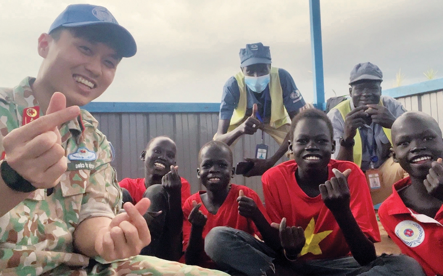 L&iacute;nh mũ nồi xanh Việt Nam gieo mầm h&ograve;a b&igrave;nh