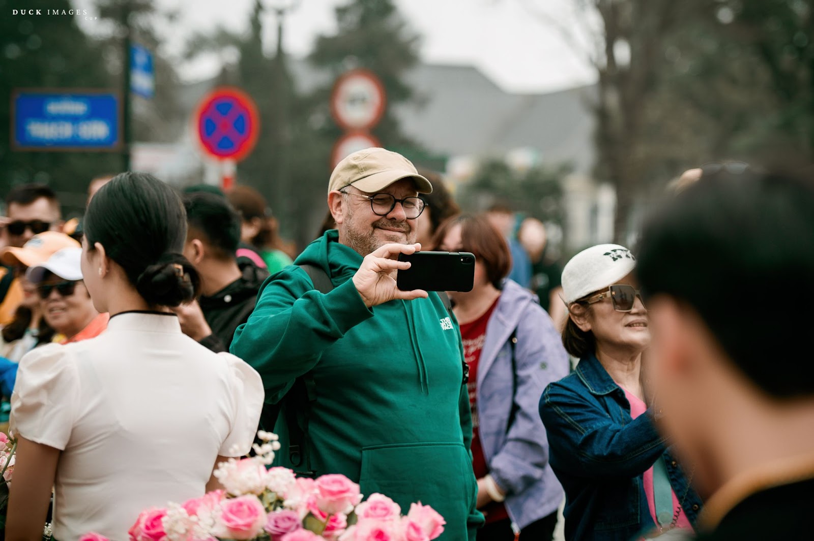 Sa Pa rực rỡ sắc hoa, nhộn nhịp đ&oacute;n h&agrave;ng chục ngh&igrave;n du kh&aacute;ch- Ảnh 18.