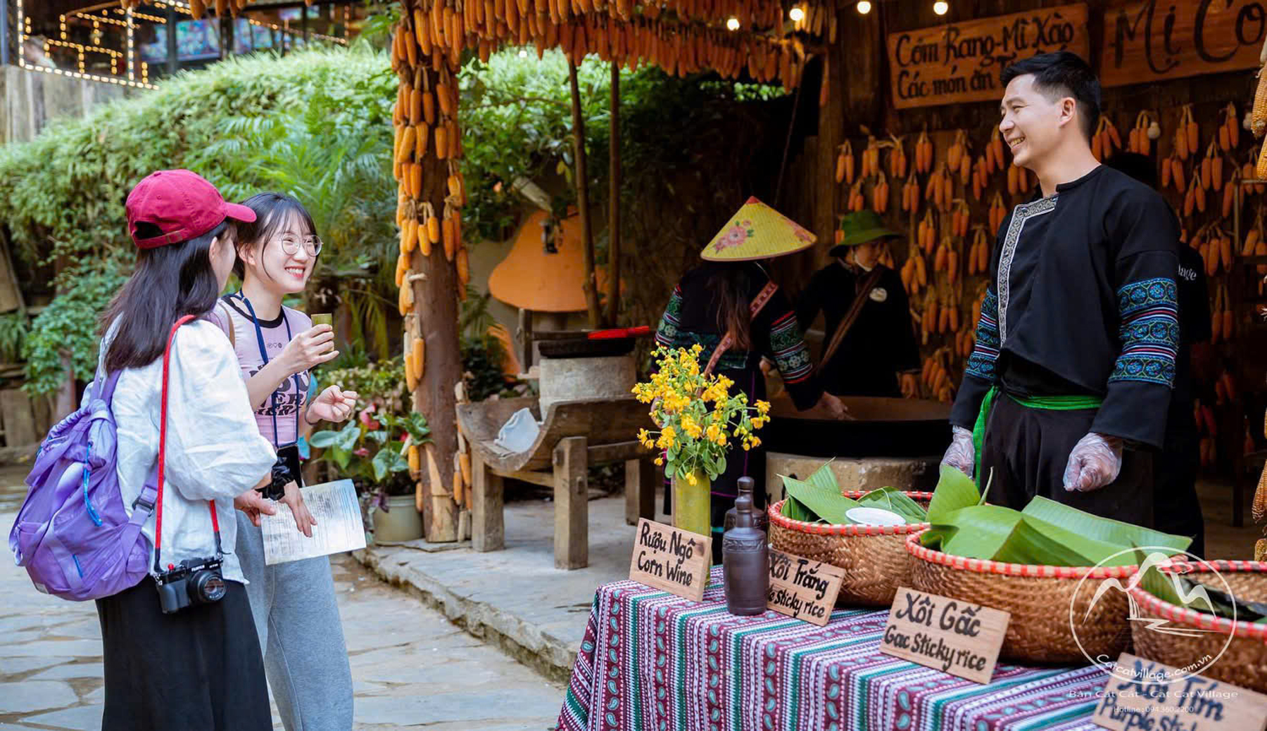 Sa Pa rực rỡ sắc hoa, nhộn nhịp đ&oacute;n h&agrave;ng chục ngh&igrave;n du kh&aacute;ch- Ảnh 11.