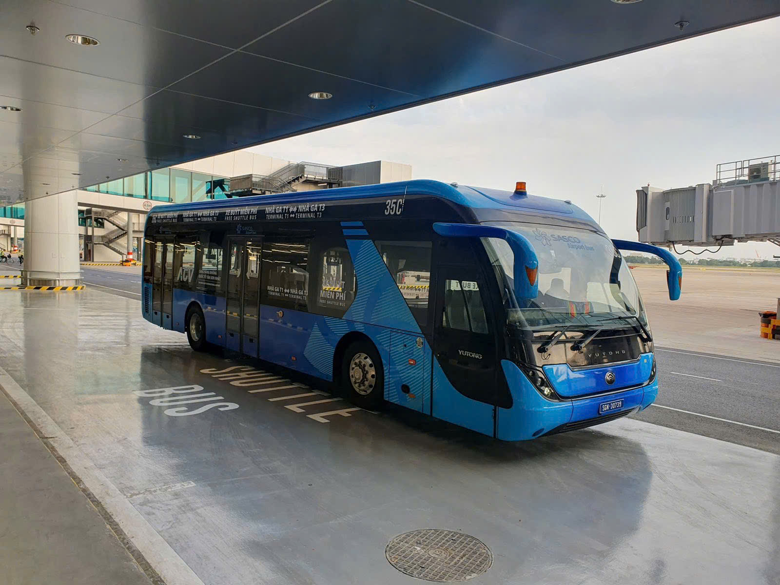 T&acirc;n Sơn Nhất triển khai xe bu&yacute;t nội bộ miễn ph&iacute; kết nối nh&agrave; ga T3 v&agrave; T1 từ 1/5- Ảnh 1.