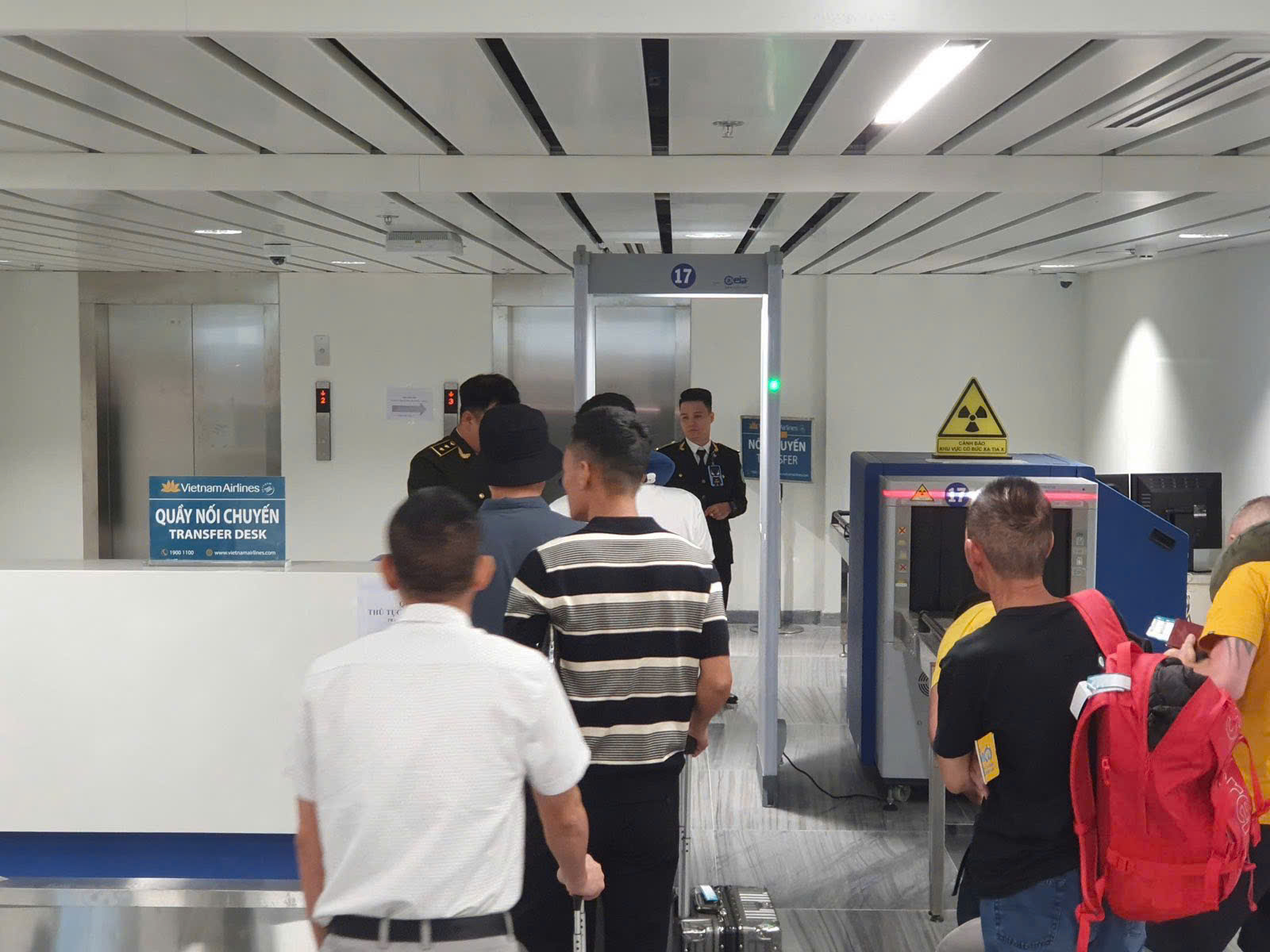 T&acirc;n Sơn Nhất triển khai xe bu&yacute;t nội bộ miễn ph&iacute; kết nối nh&agrave; ga T3 v&agrave; T1 từ 1/5- Ảnh 2.