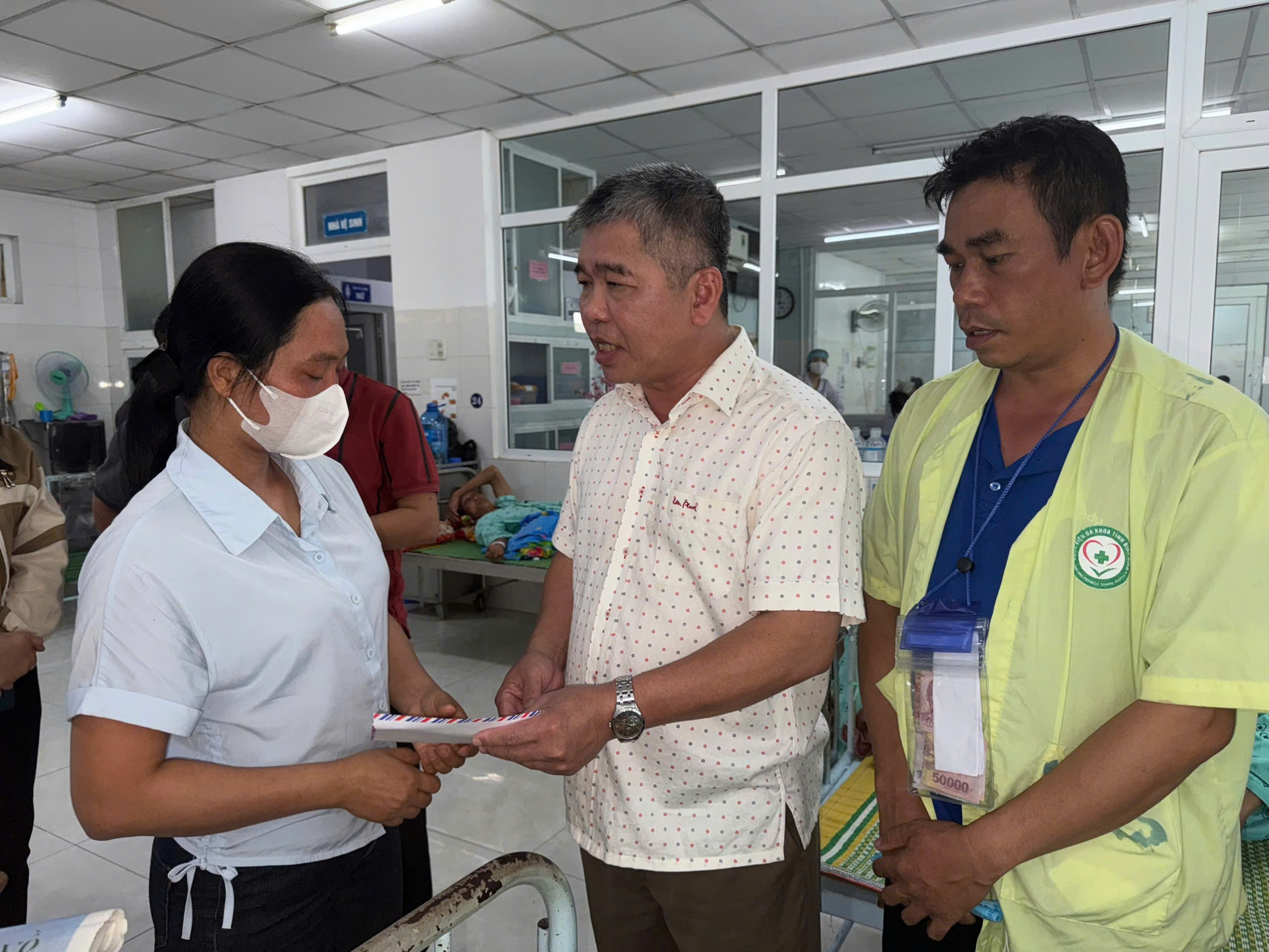 Vụ tai nạn m&ocirc; t&ocirc; nước ở H&ograve;n Kh&ocirc;, b&eacute; 8 tuổi tử vong: Người mẹ b&agrave;ng ho&agrave;ng ngất lịm- Ảnh 1.