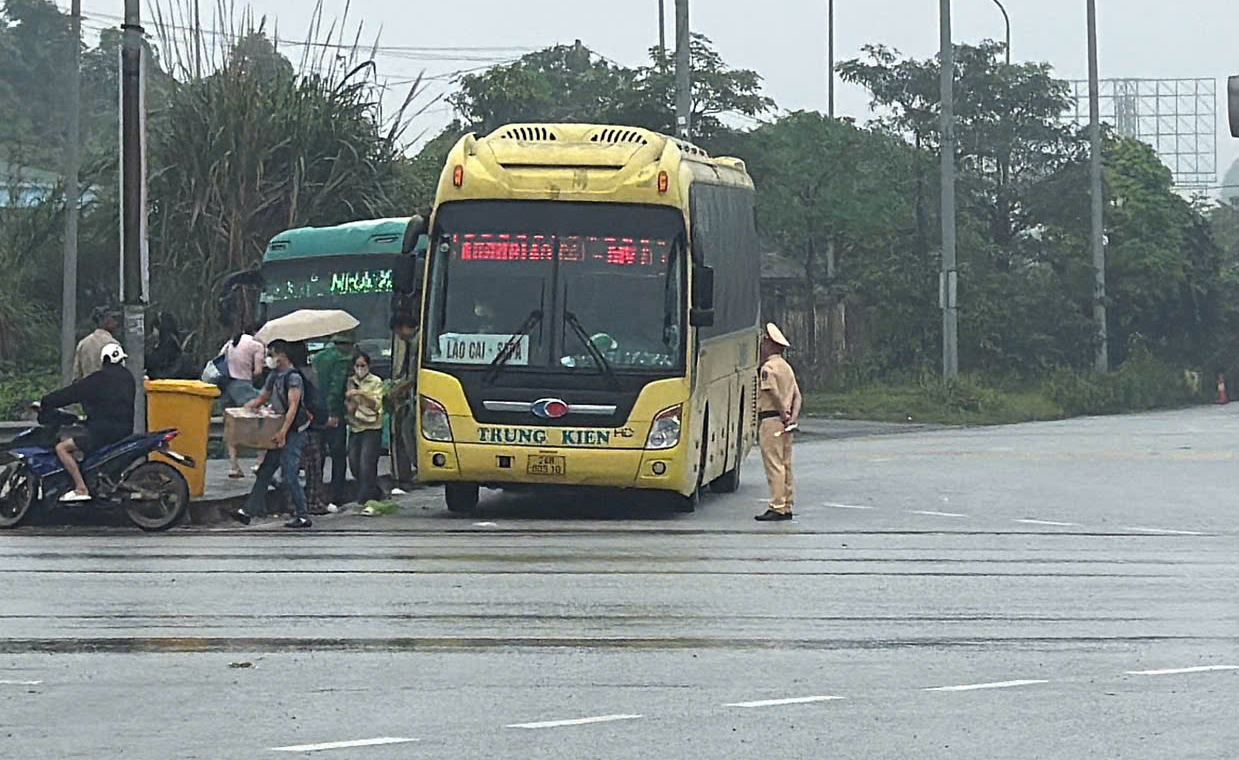 CSGT Y&ecirc;n B&aacute;i xử phạt một nh&agrave; xe chở qu&aacute; 29 h&agrave;nh kh&aacute;ch- Ảnh 1.