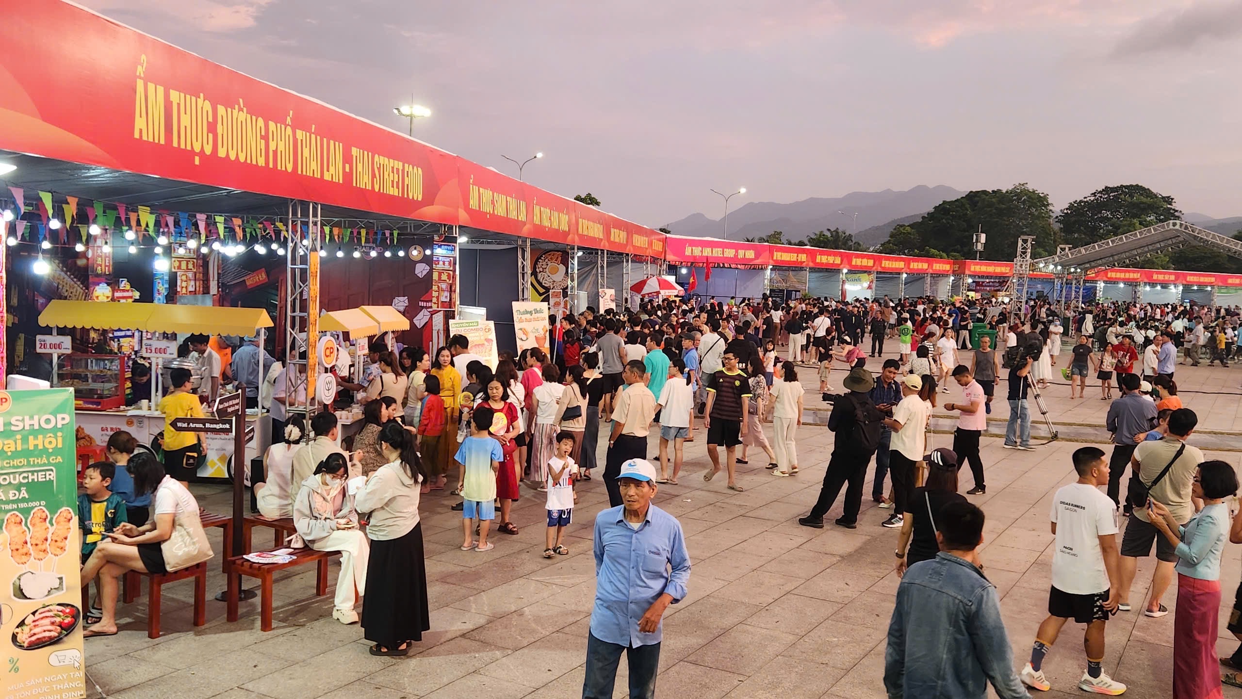 Du khách tròn mắt xem 9 đầu bếp chế biến chiếc bánh cuốn 7,7m ở vùng đất võ, trời văn- Ảnh 5. Du khách tròn mắt xem 9 đầu bếp chế biến chiếc bánh cuốn 7,7m ở vùng đất võ, trời văn- Ảnh 5.