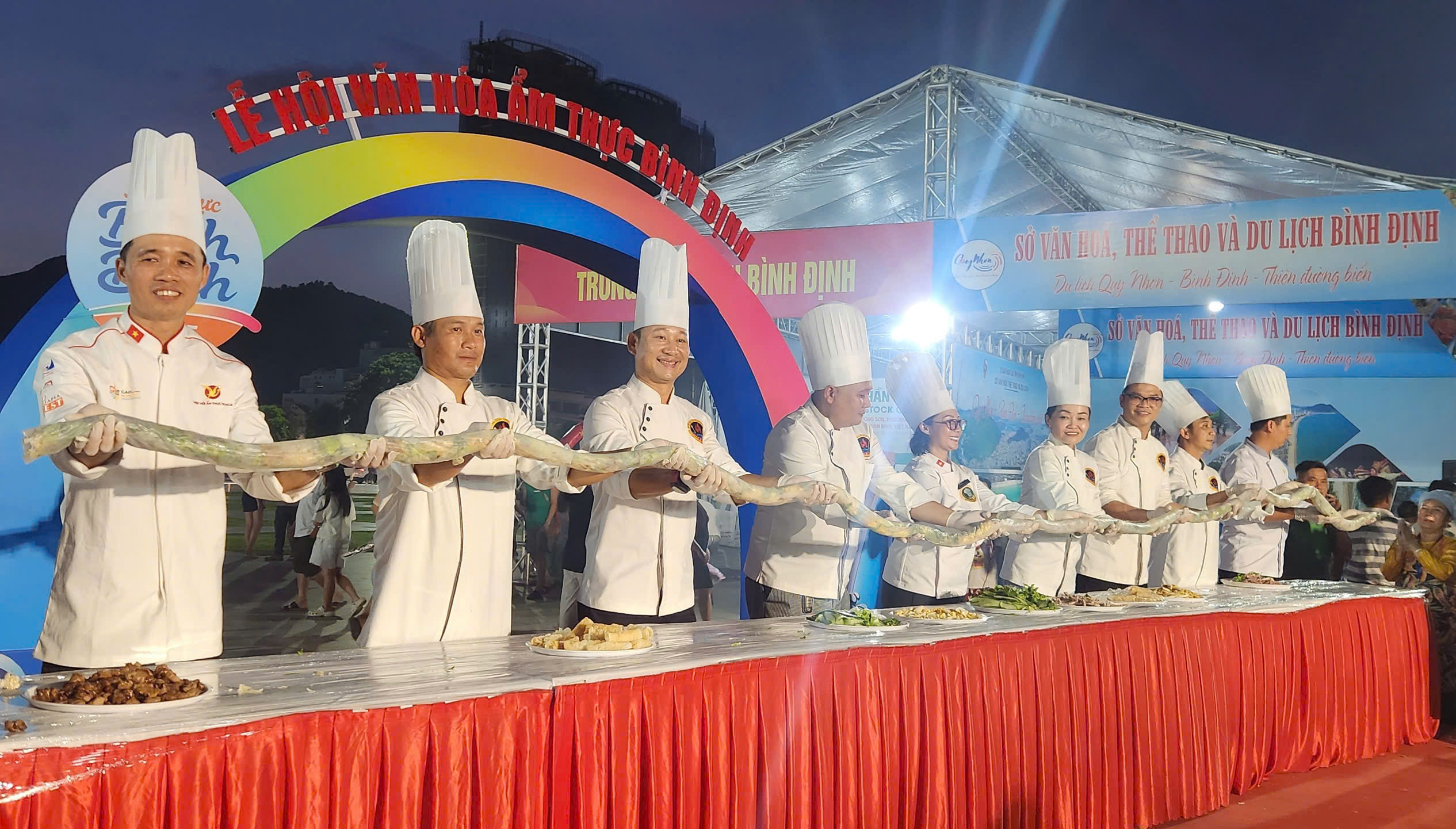 Du khách tròn mắt xem 9 đầu bếp chế biến chiếc bánh cuốn 7,7m ở vùng đất võ, trời văn- Ảnh 3. Du khách tròn mắt xem 9 đầu bếp chế biến chiếc bánh cuốn 7,7m ở vùng đất võ, trời văn- Ảnh 3.