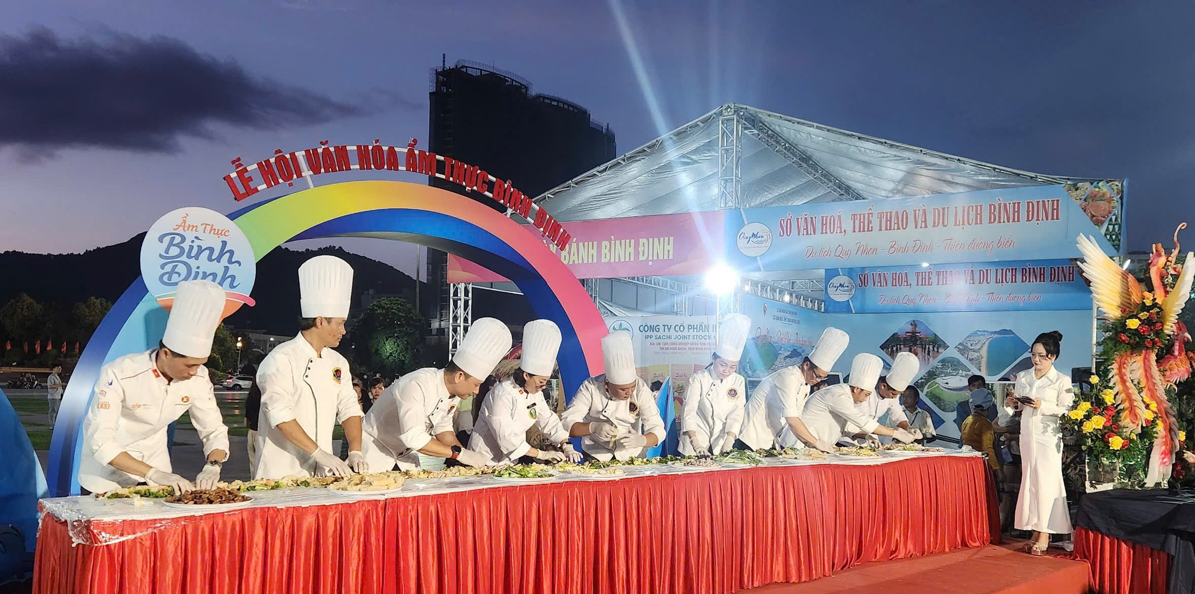 Du khách tròn mắt xem 9 đầu bếp chế biến chiếc bánh cuốn 7,7m ở vùng đất võ, trời văn- Ảnh 2. Du khách tròn mắt xem 9 đầu bếp chế biến chiếc bánh cuốn 7,7m ở vùng đất võ, trời văn- Ảnh 2.