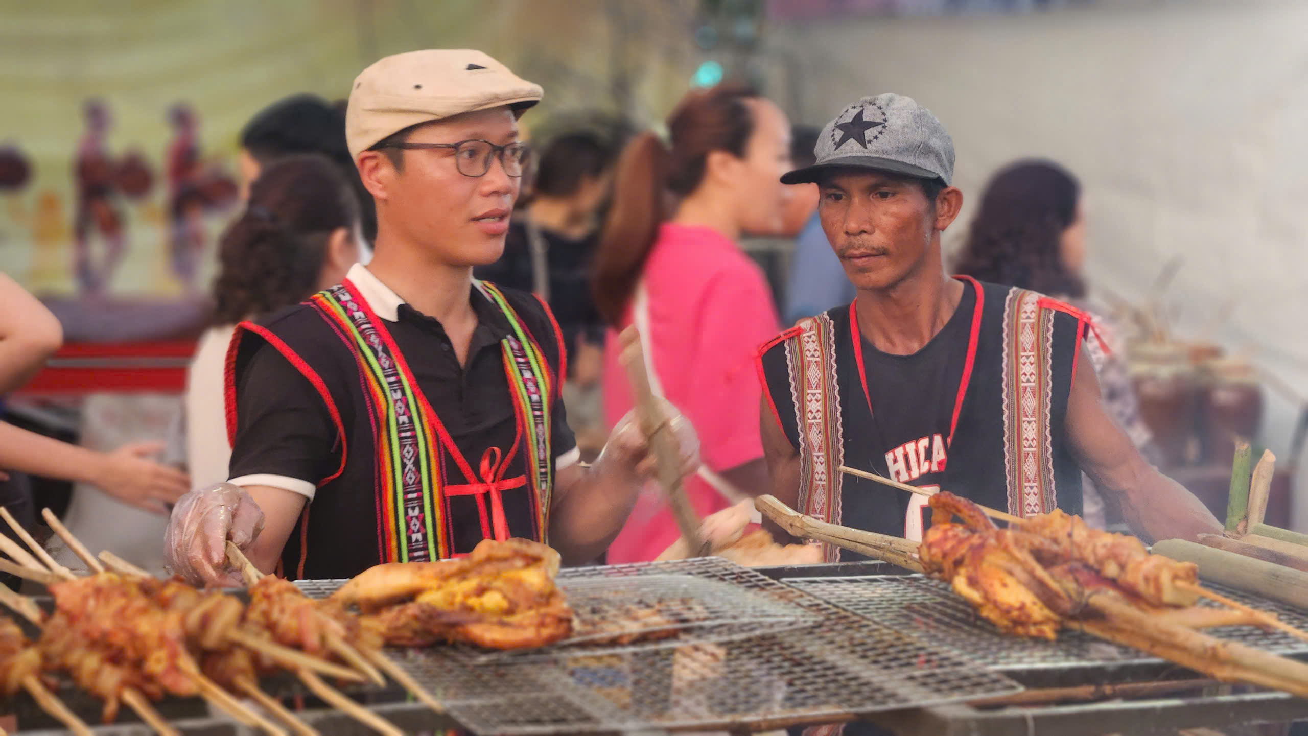 Du khách tròn mắt xem 9 đầu bếp chế biến chiếc bánh cuốn 7,7m ở vùng đất võ, trời văn- Ảnh 4. Du khách tròn mắt xem 9 đầu bếp chế biến chiếc bánh cuốn 7,7m ở vùng đất võ, trời văn- Ảnh 4.