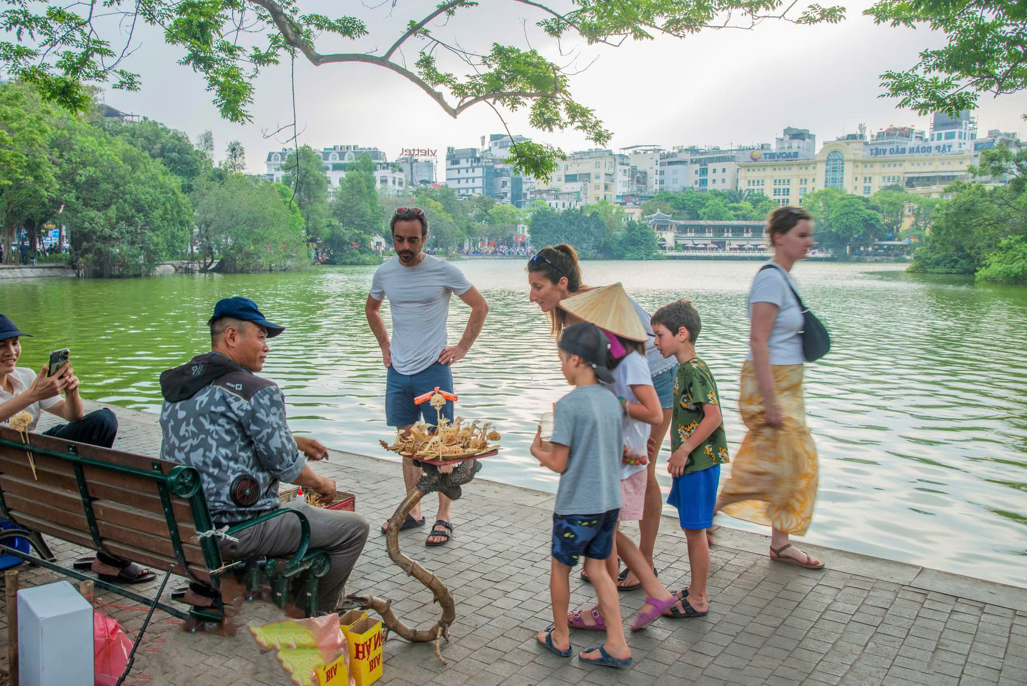 Việt Nam - Sức h&uacute;t th&aacute;ng Tư trong mắt bạn b&egrave; bốn phương- Ảnh 5.