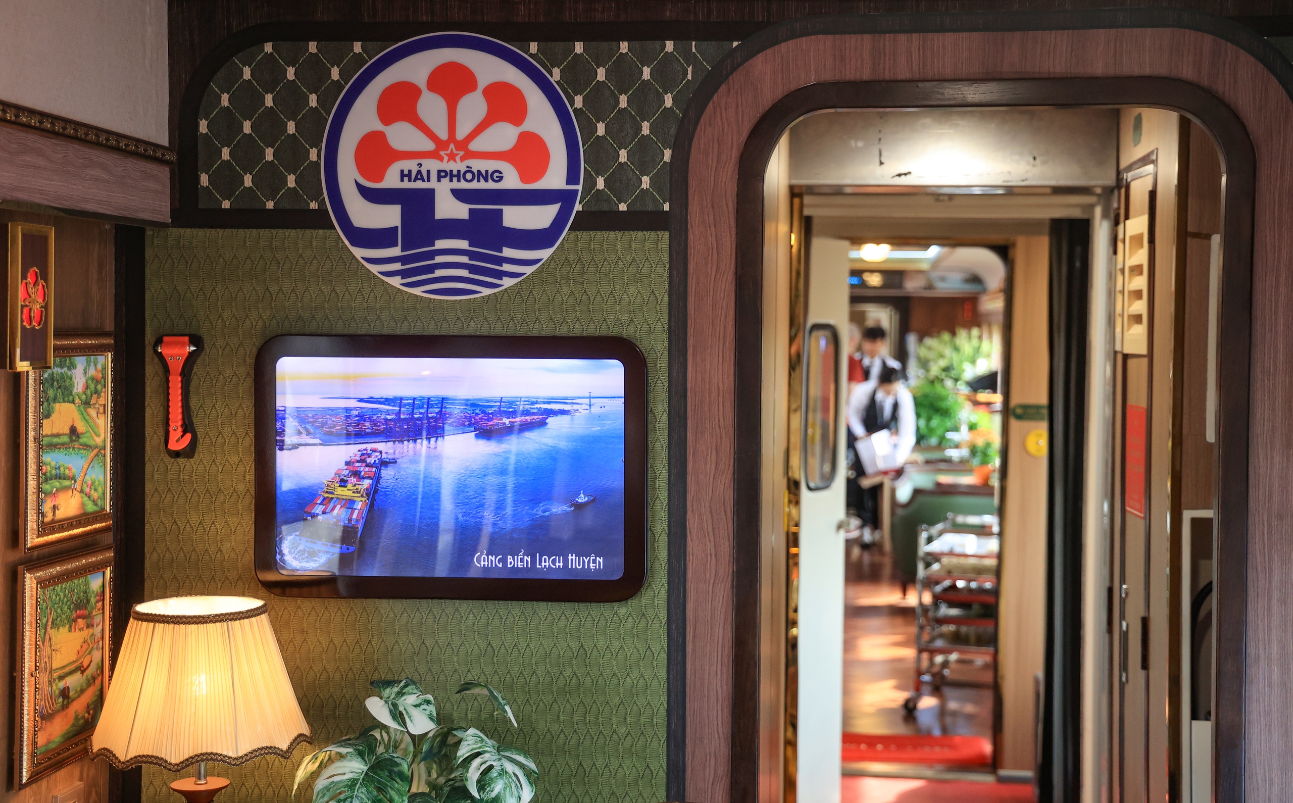 T&agrave;u hạng sang &ldquo;Hoa Phượng đỏ&rdquo; vừa khai trương c&oacute; g&igrave; đặc biệt?- Ảnh 7.