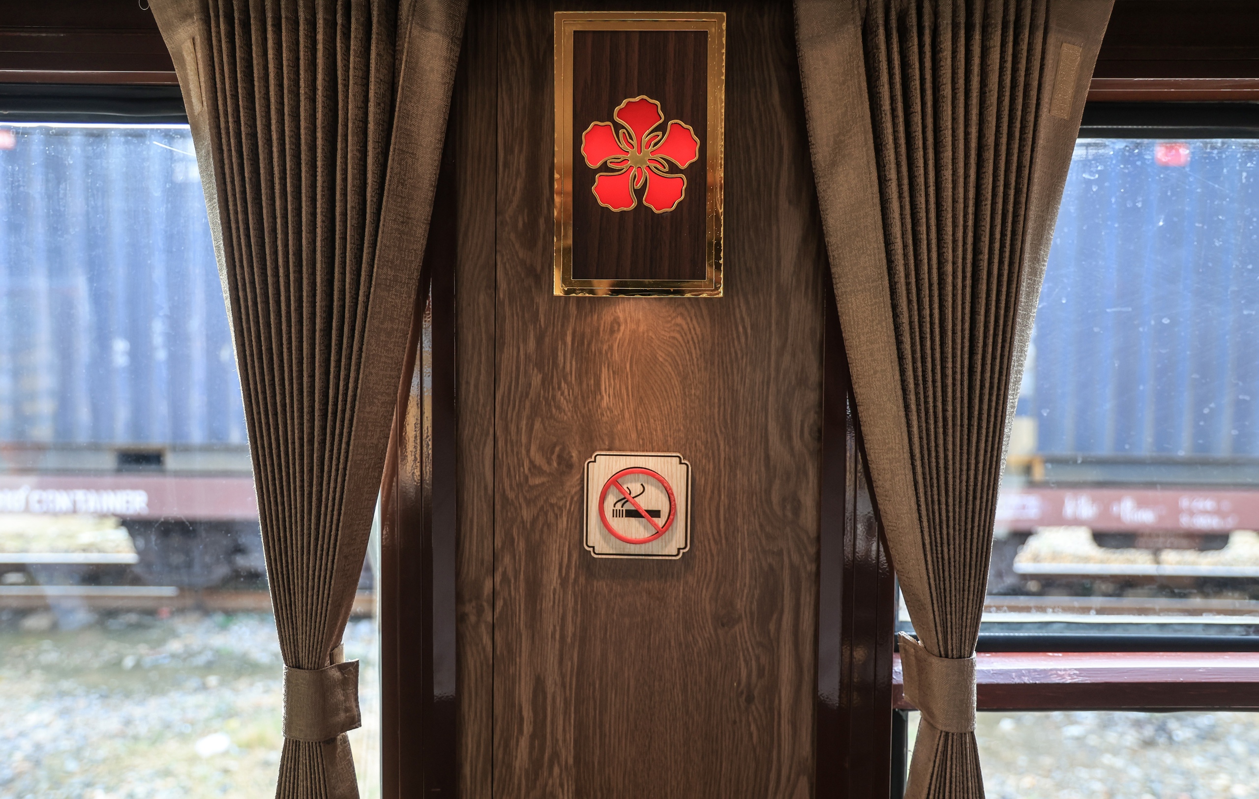 T&agrave;u hạng sang &ldquo;Hoa Phượng đỏ&rdquo; vừa khai trương c&oacute; g&igrave; đặc biệt?- Ảnh 8.