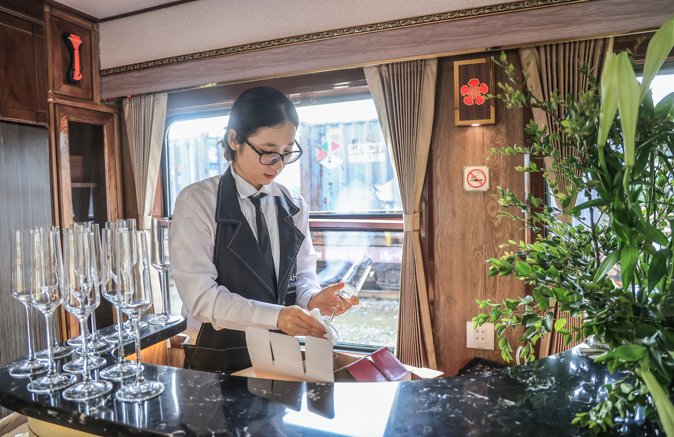 T&agrave;u hạng sang &ldquo;Hoa Phượng đỏ&rdquo; vừa khai trương c&oacute; g&igrave; đặc biệt?- Ảnh 11.