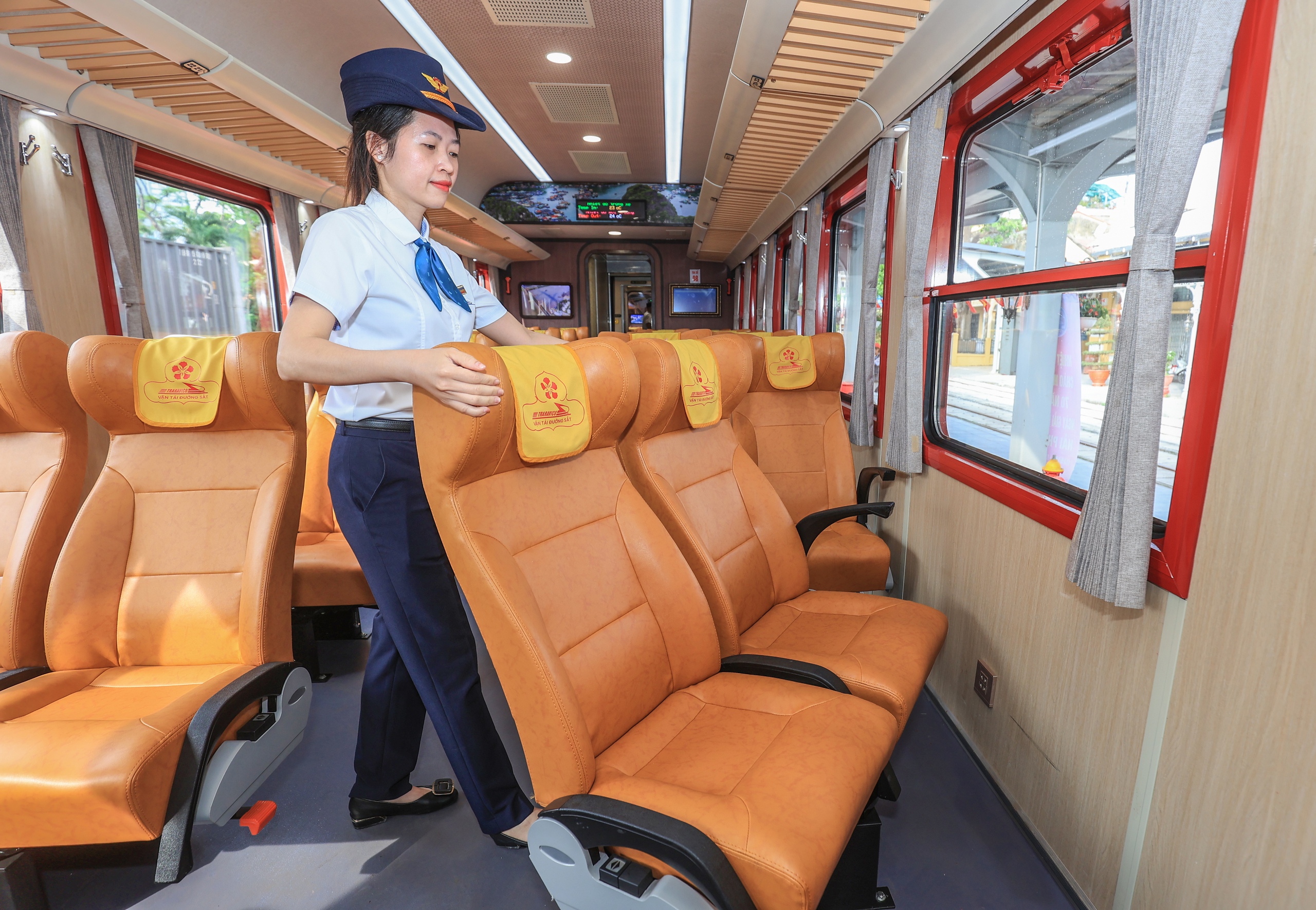 T&agrave;u hạng sang &ldquo;Hoa Phượng đỏ&rdquo; vừa khai trương c&oacute; g&igrave; đặc biệt?- Ảnh 15.