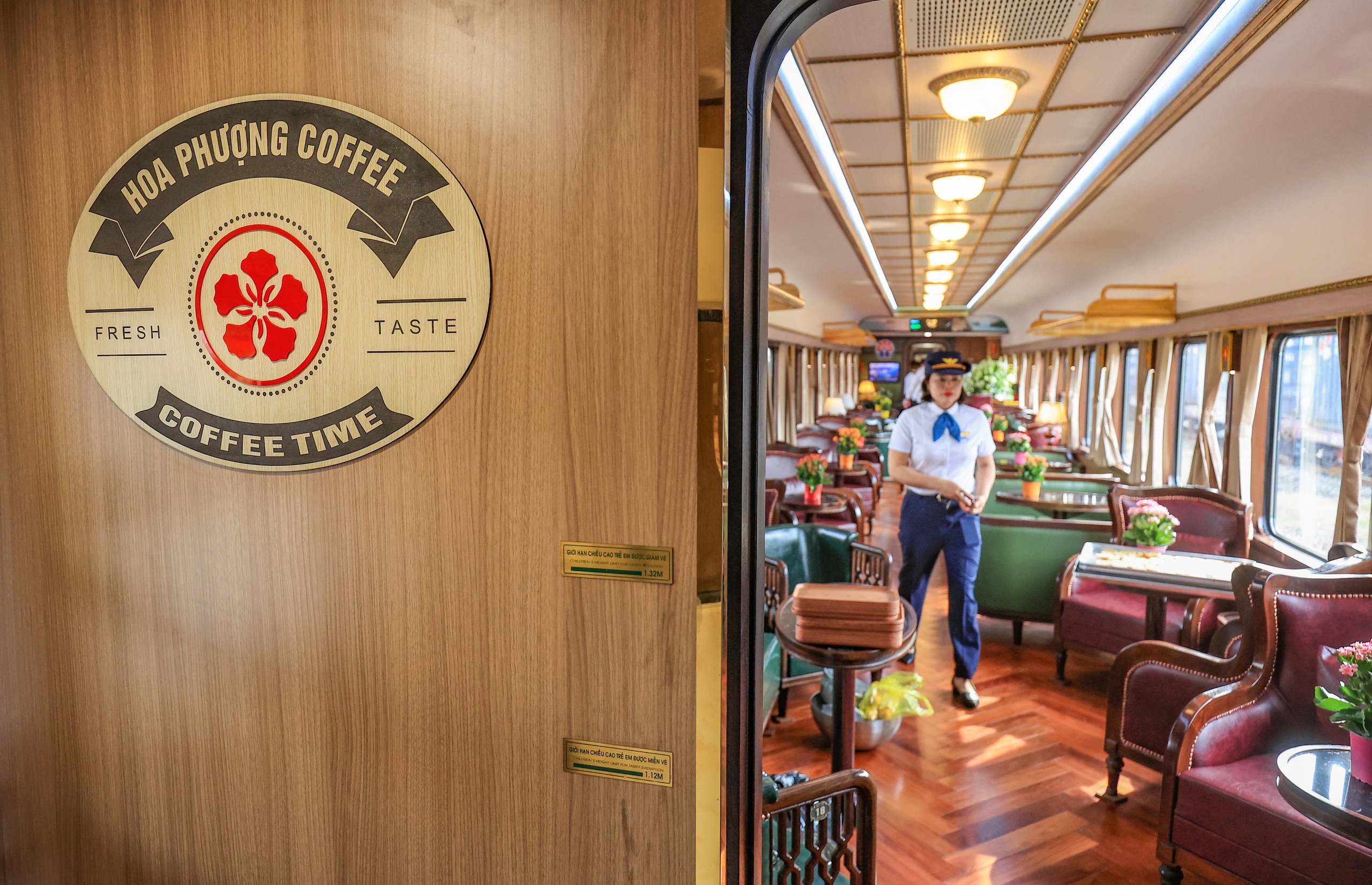 T&agrave;u hạng sang &ldquo;Hoa Phượng đỏ&rdquo; vừa khai trương c&oacute; g&igrave; đặc biệt?- Ảnh 9.