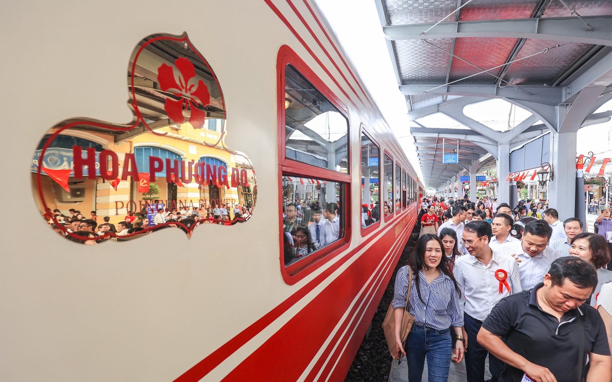 T&agrave;u hạng sang &ldquo;Hoa Phượng đỏ&rdquo; vừa khai trương c&oacute; g&igrave; đặc biệt?