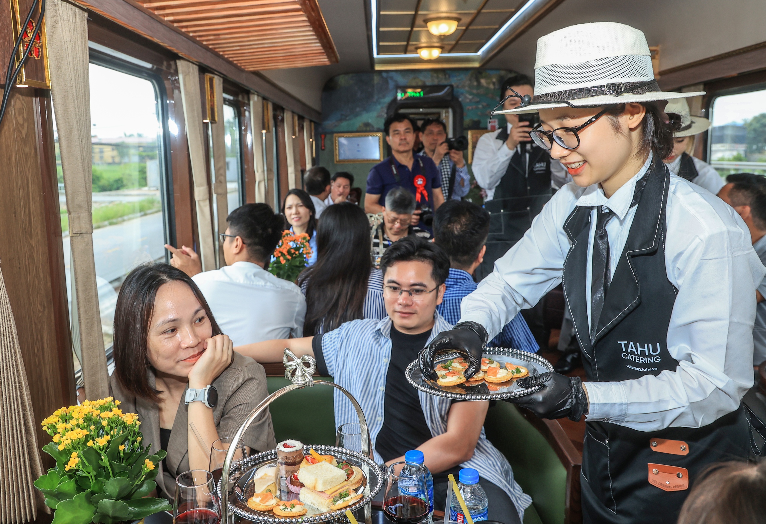 T&agrave;u hạng sang &ldquo;Hoa Phượng đỏ&rdquo; vừa khai trương c&oacute; g&igrave; đặc biệt?- Ảnh 12.