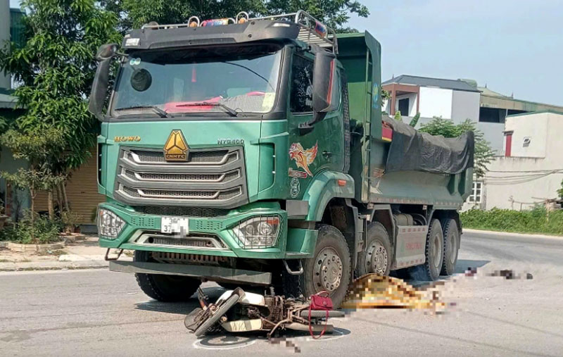 Hiện trường vụ TNGT khiến người phụ nữ tử vong tại chỗ. Hiện trường vụ TNGT khiến người phụ nữ tử vong tại chỗ.