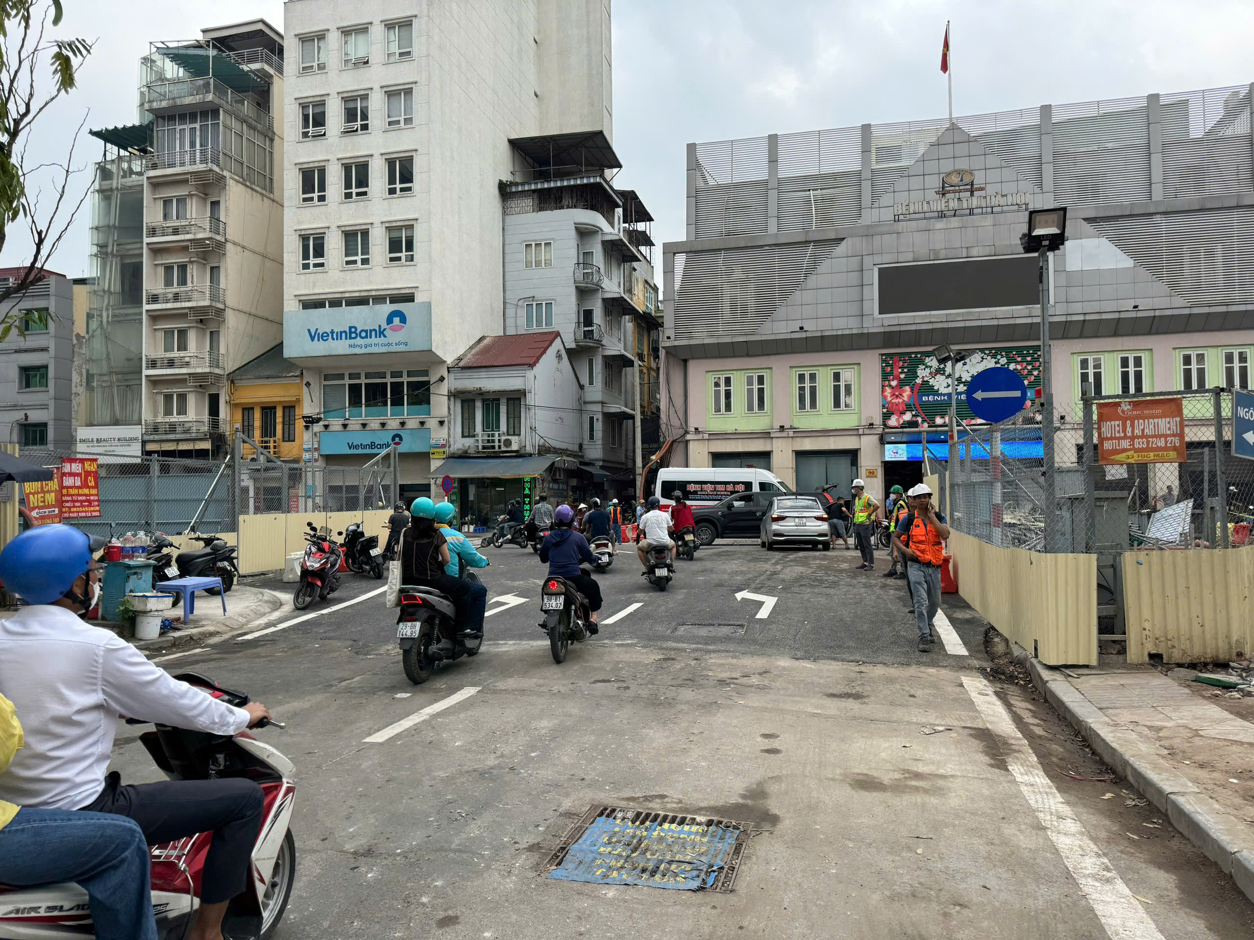 Dựng rào thi công ga S12 metro Nhổn - ga Hà Nội, người dân đi lại thế nào?- Ảnh 1. Dựng rào thi công ga S12 metro Nhổn - ga Hà Nội, người dân đi lại thế nào?- Ảnh 1.