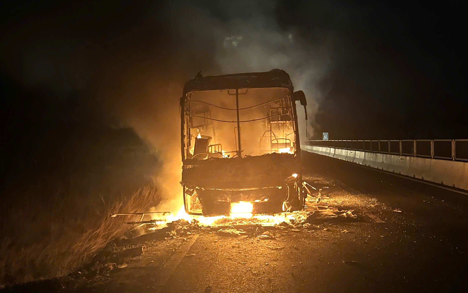 Xe giường nằm ch&aacute;y ng&ugrave;n ngụt tr&ecirc;n cao tốc Vĩnh Hảo-Phan Thiết, h&agrave;nh kh&aacute;ch bung cửa chạy 