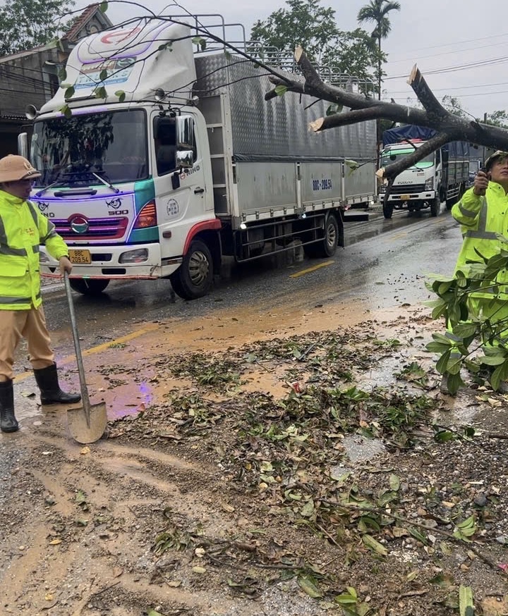 Tuy&ecirc;n Quang: CSGT dọn c&acirc;y đổ, đất đ&aacute; gi&uacute;p người d&acirc;n an to&agrave;n qua đoạn ngập &uacute;ng tr&ecirc;n QL2- Ảnh 1.