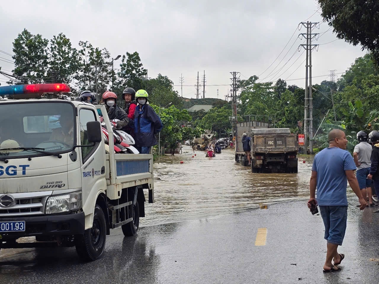 Tuy&ecirc;n Quang: CSGT dọn c&acirc;y đổ, đất đ&aacute; gi&uacute;p người d&acirc;n an to&agrave;n qua đoạn ngập &uacute;ng tr&ecirc;n QL2- Ảnh 2.
